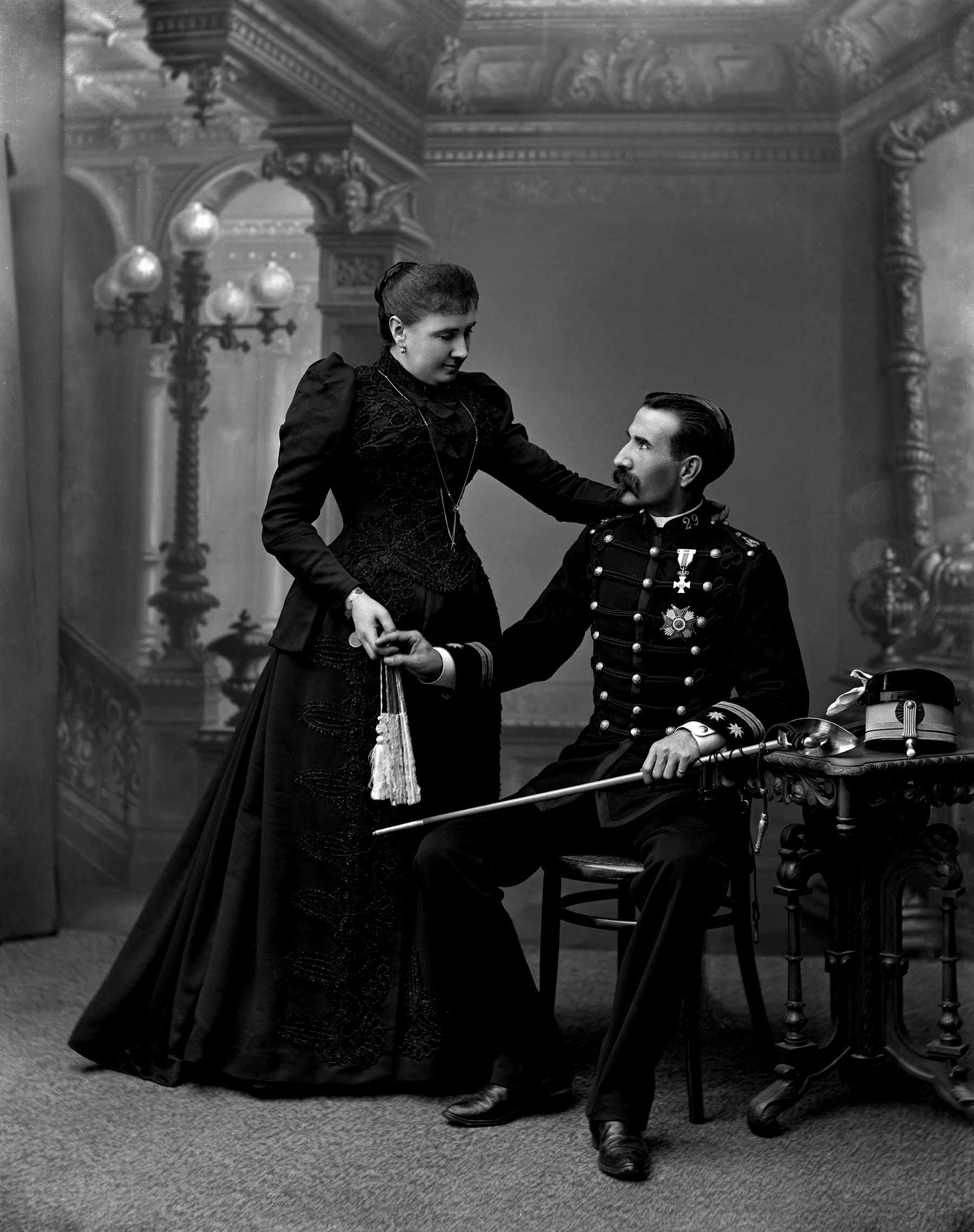 Foto 02. 1900 ca. Retrato de teniente coronel con su esposa. (Foto Agustín Zaragüeta, Museo de Navarra)