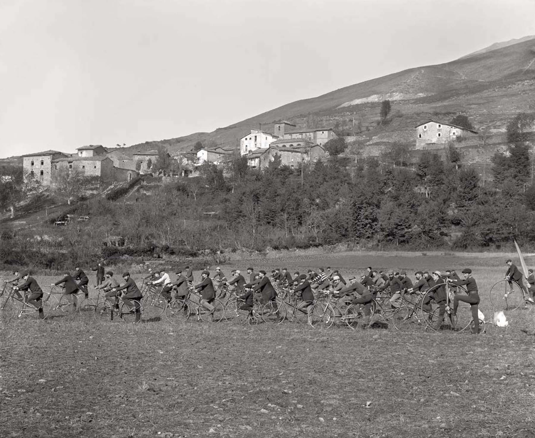 Foto 03. 1887. Grupo de ciclistas en una excursión a San Sebastián a su paso por Berriozar. (Foto Agustín Zaragüeta, Museo de Navarra)