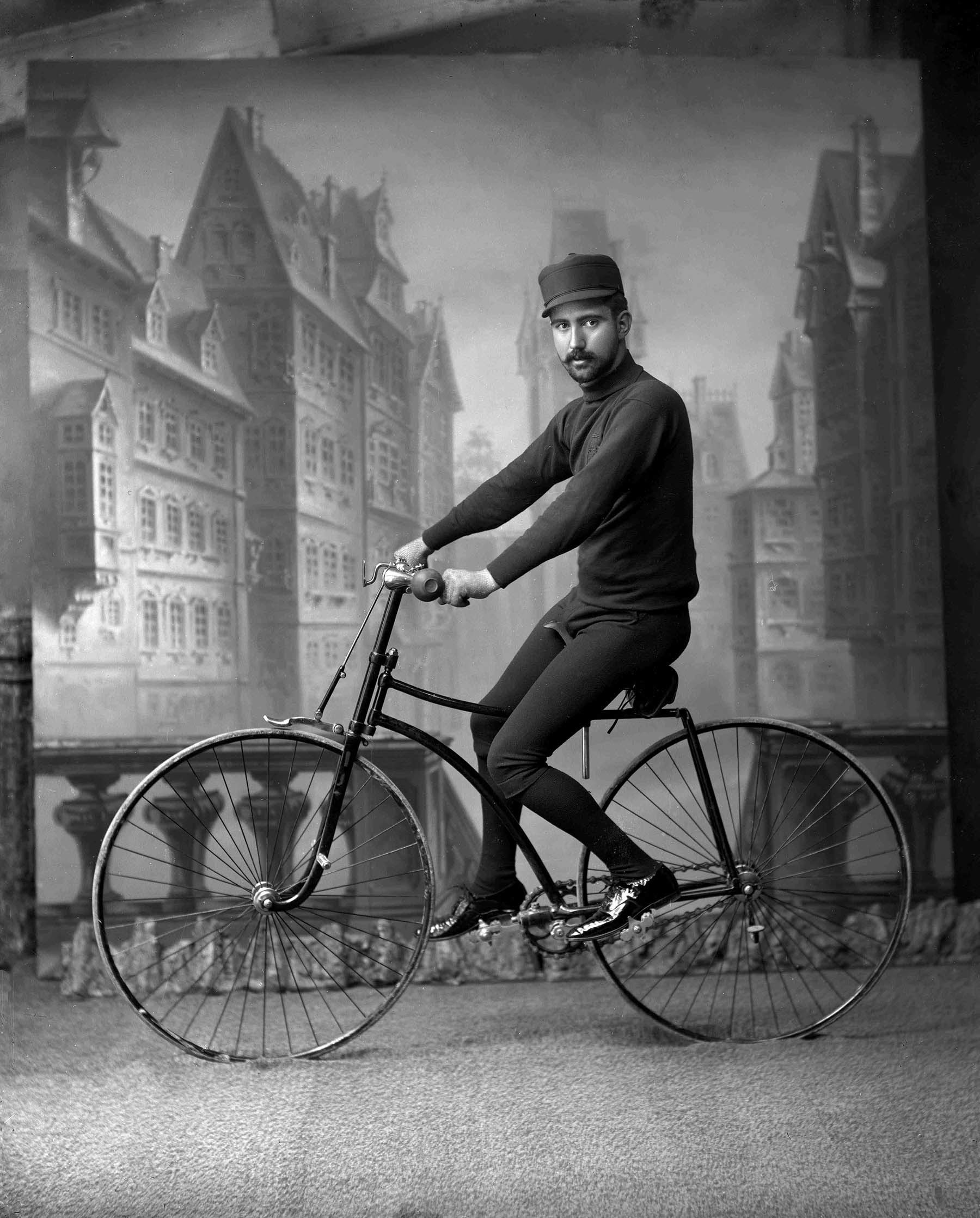 Foto 04. 1900 ca. Ciclista (Foto Agustín Zaragüeta, Museo de Navarra)