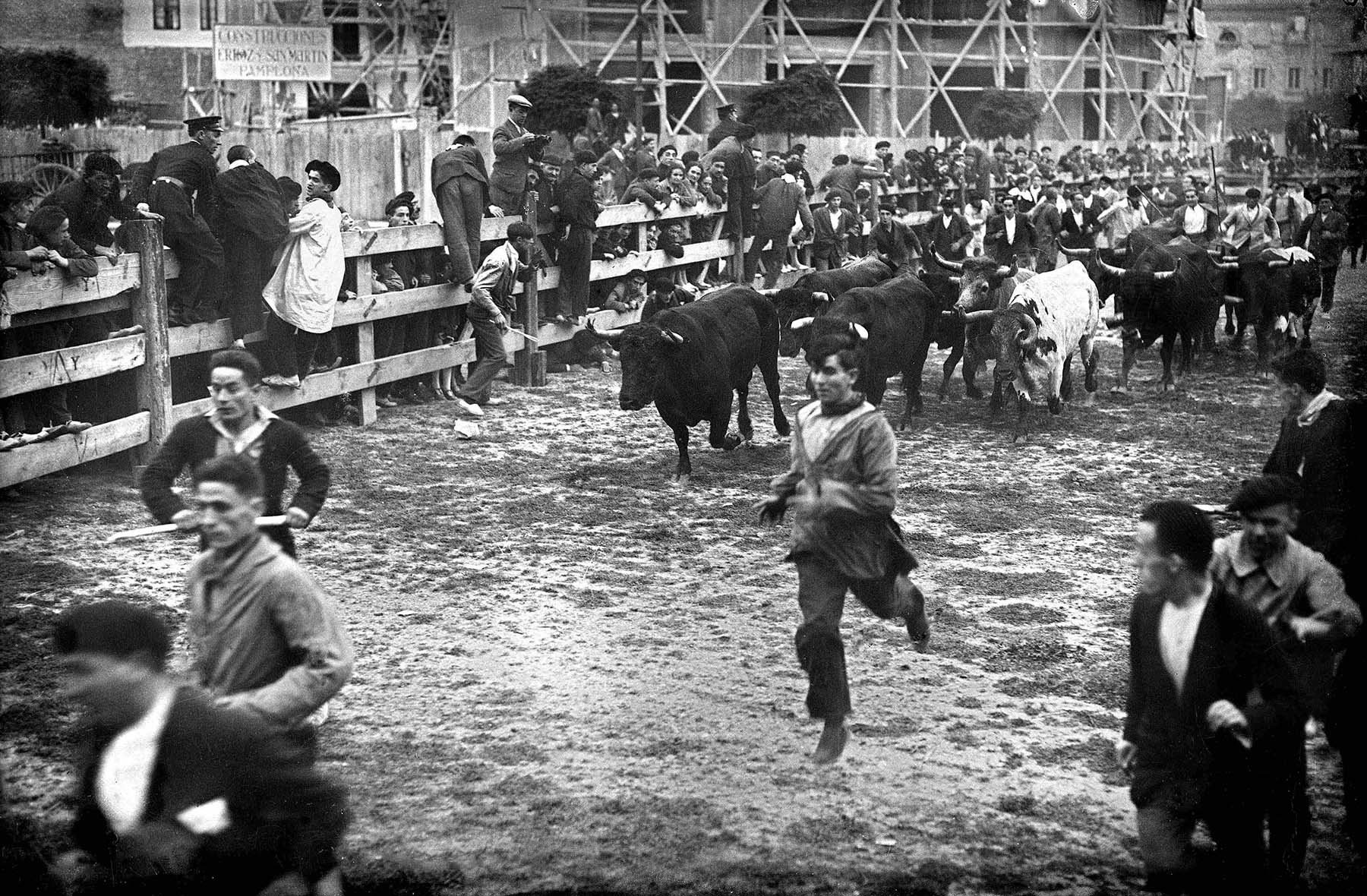 Foto 06. Encierro enfilando el callejón correspondiente a los Sanfermines de 1928. (Foto Estudio Zaragüeta, Museo de Navarra)