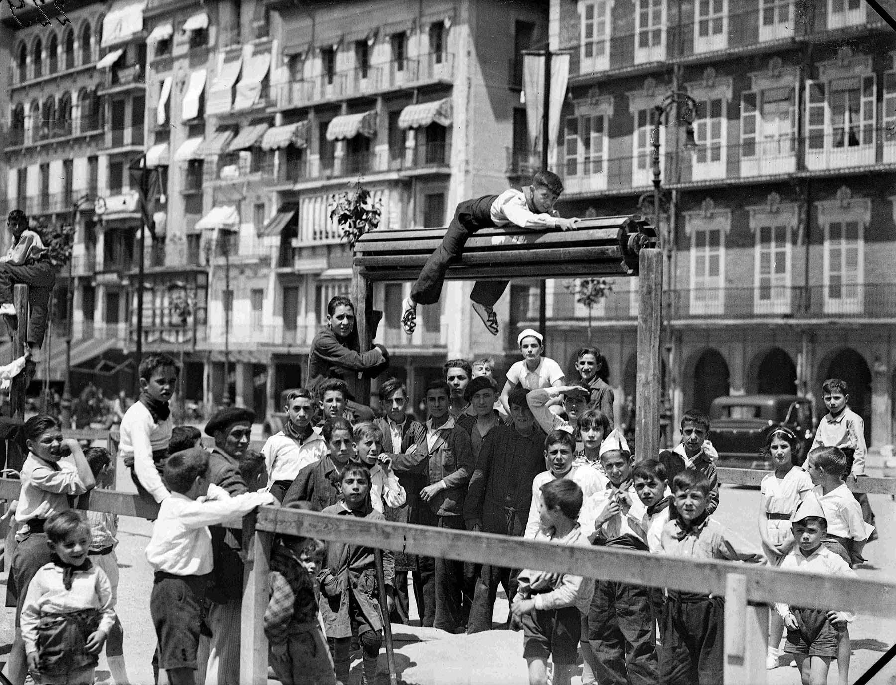 Foto 07.1929 cucañas en la plaza de la Constitución. (Foto Gerardo Zaragüeta, Museo de Navarra)