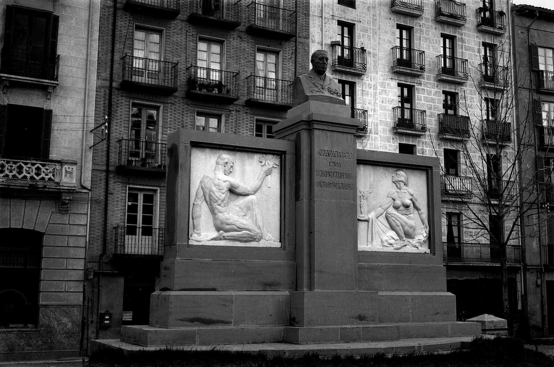 Foto 08. El 13 de julio de 1929 se inauguró el monumento al general Sanjurjo. (Foto Gerardo Zaragüeta, Museo de Navarra)
