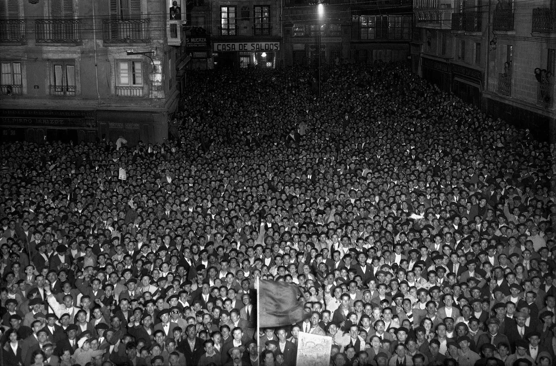 Foto 09. El 14 de abril de 1931 Proclamación de la II República. (Foto Gerardo Zaragüeta, Museo de Navarra)