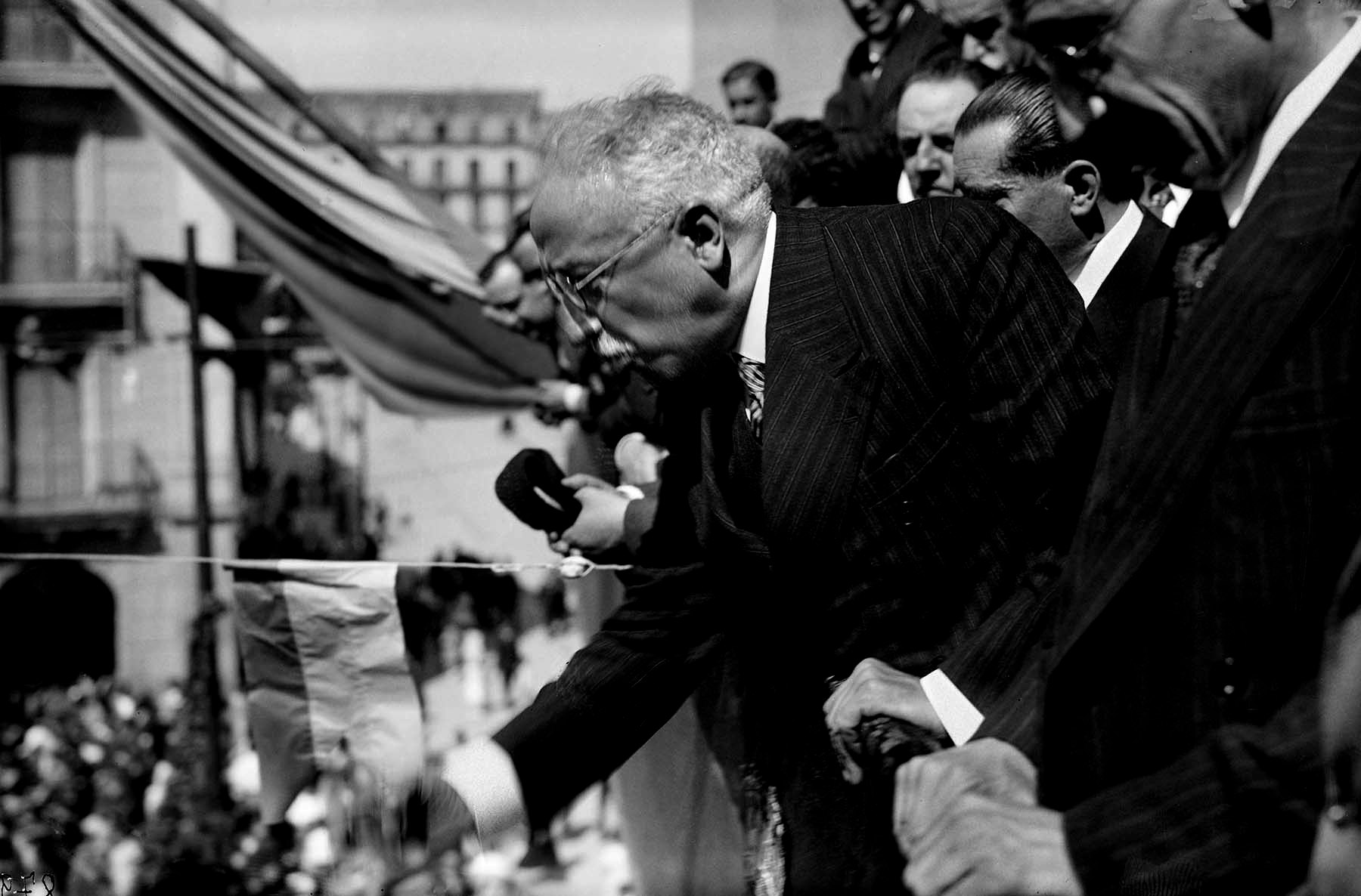 Foto 11. El 16 de septiembre de 1932 discurso del presidente de la II República. (Foto Gerardo Zaragüeta, Museo de Navarra)