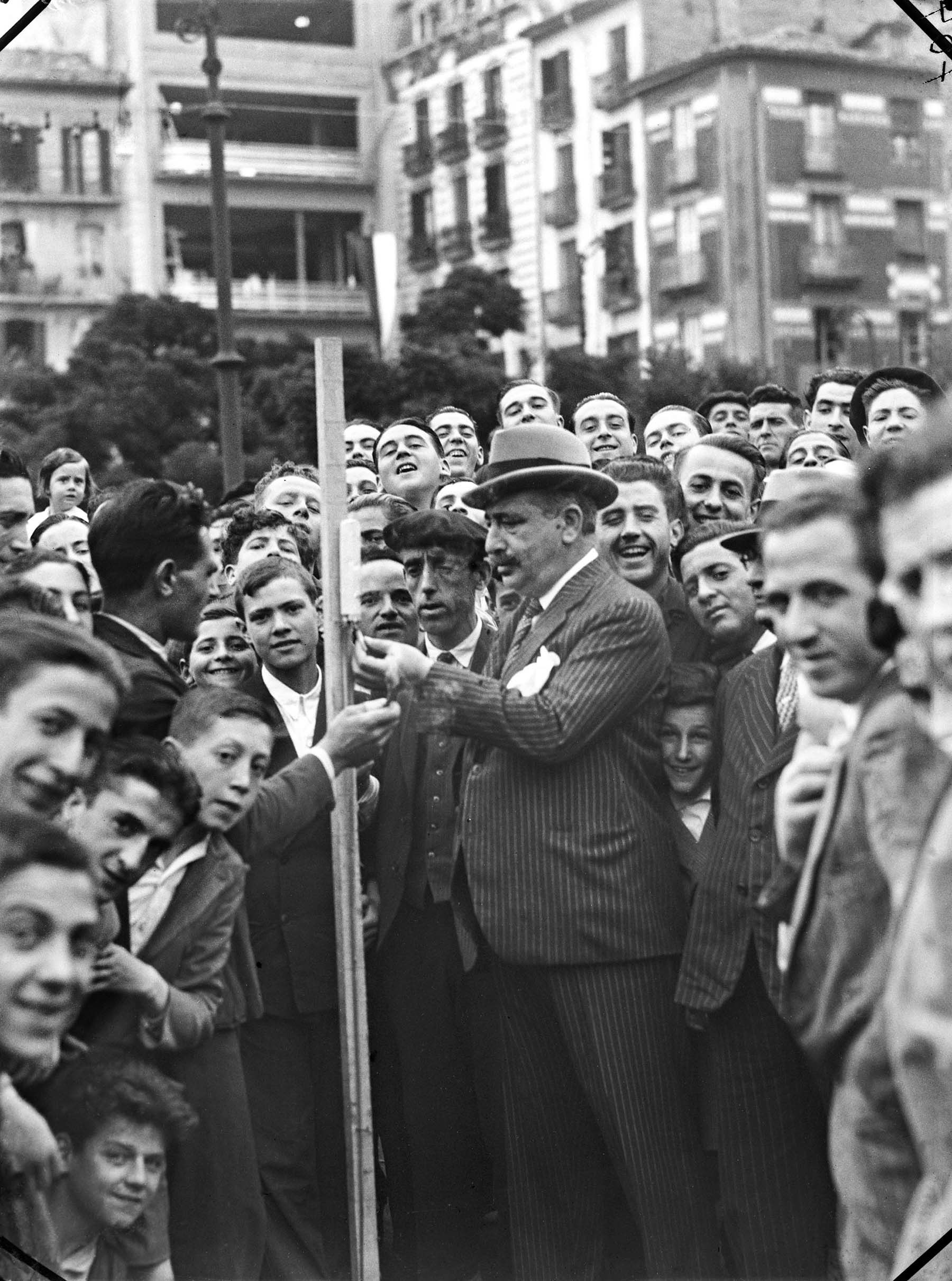 Foto 10. Juan Echepare prendiendo la mecha del cohete en 1931 desde la plaza de la República. (Foto Gerardo Zaragüeta, Museo de Navarra)