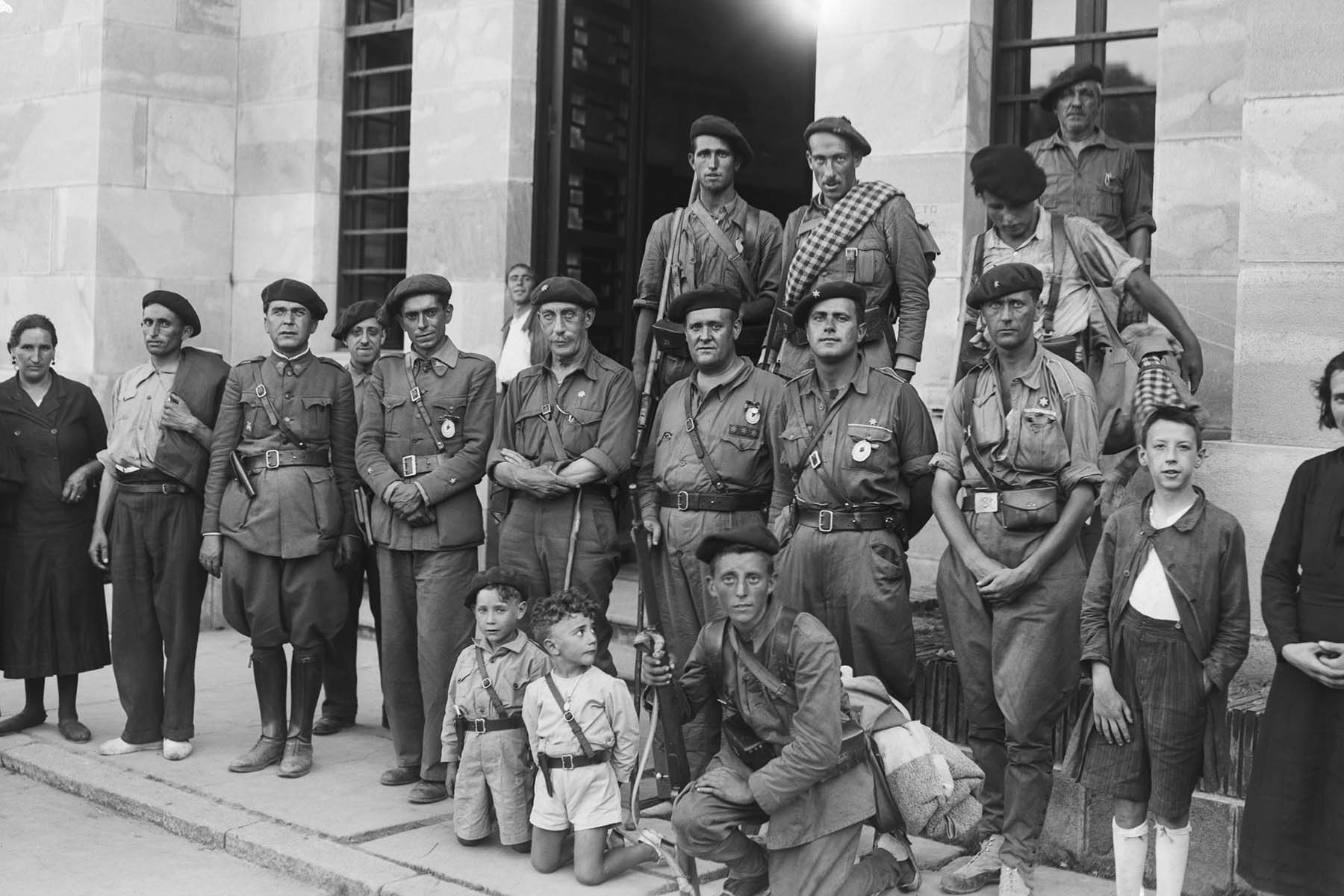 Foto 13. Mandos del Requeté.(Foto Gerardo Zaragüeta, Museo de Navarra)