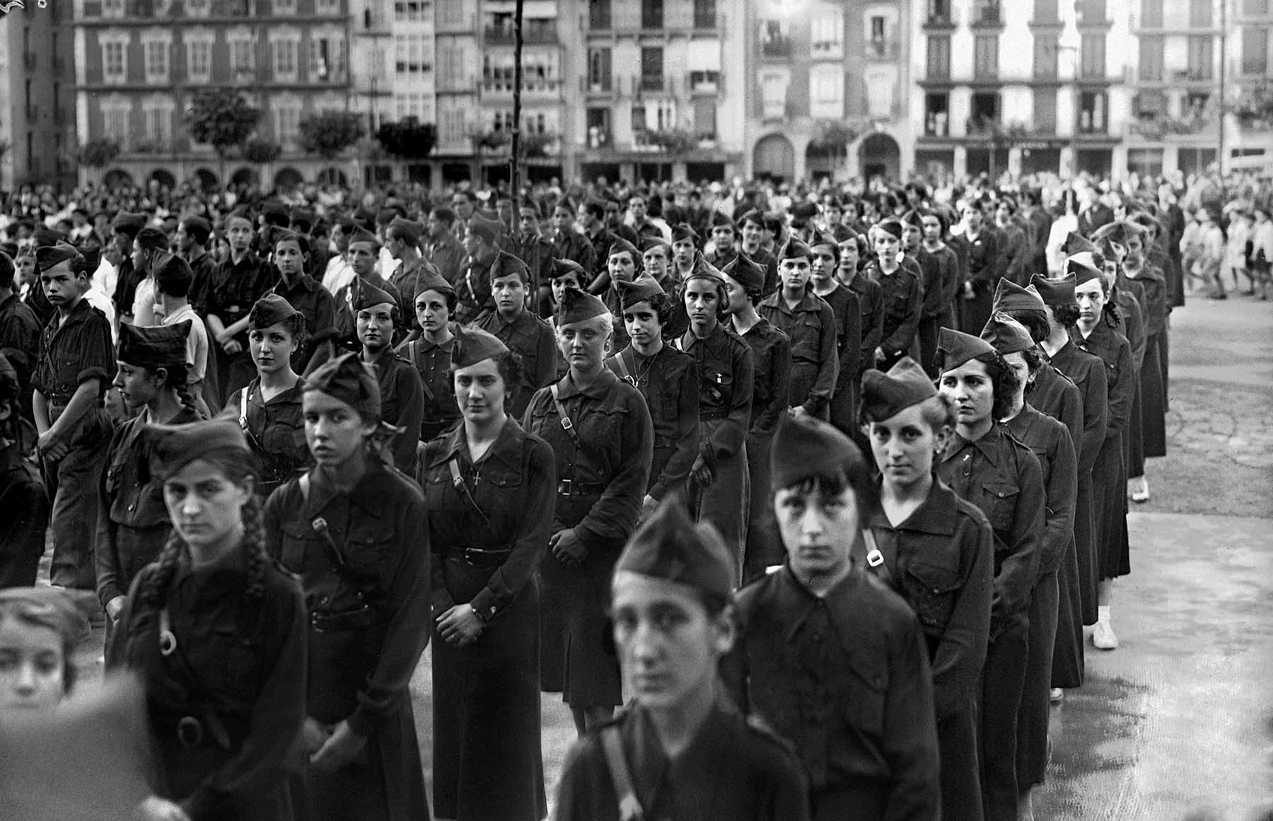 Foto 14. Mujeres falangistas en formación militar. (Foto Gerardo Zaragüeta, Museo de Navarra)