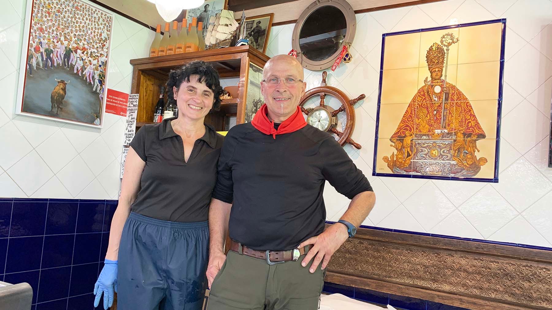 Fran Itarte junto a su mujer Margarita Pérez en la pescadería donde trabajan en Pamplona. Navarra.com