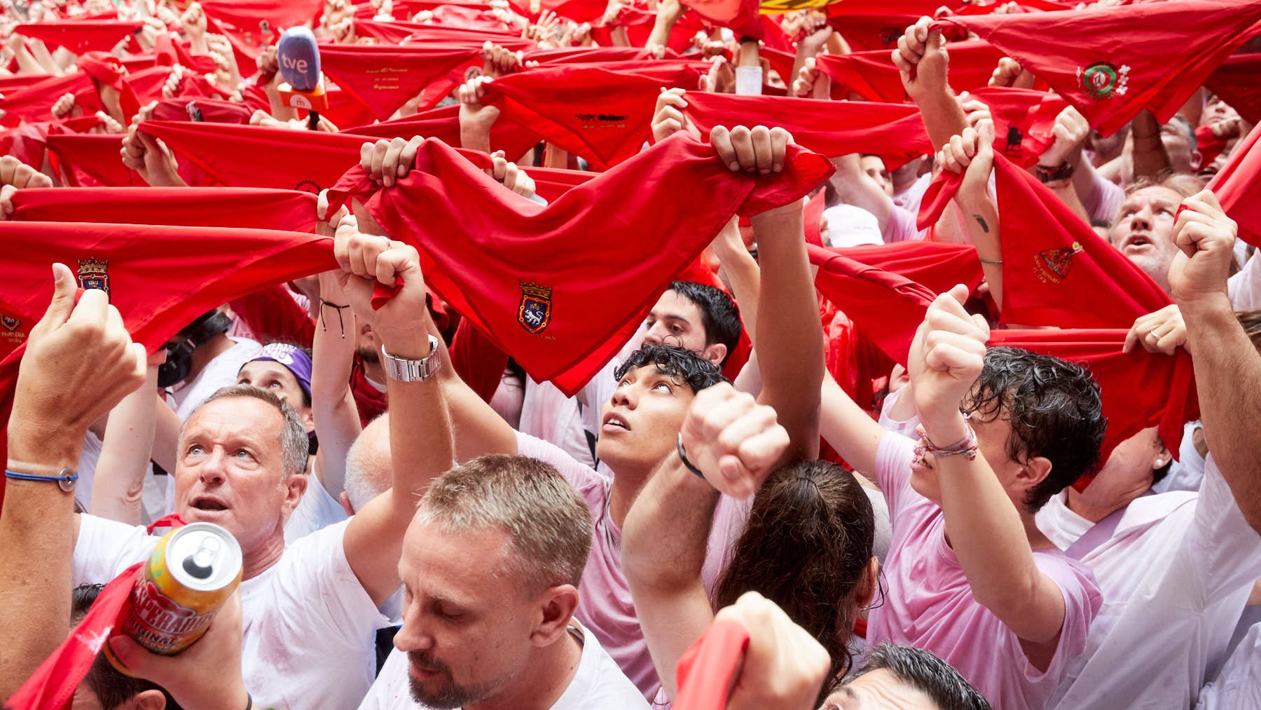 Osasuna se prepara para San Fermín: descubre el polo especial rojillo para las fiestas