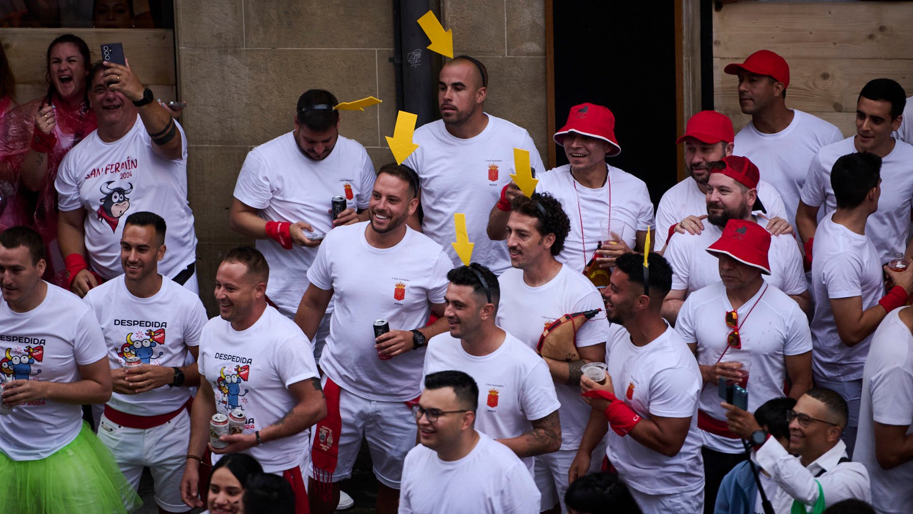La cuadrilla de Casa Navarra Mijas durante el Chupinazo de San Fermín de Pamplona. PABLO LASAOSA