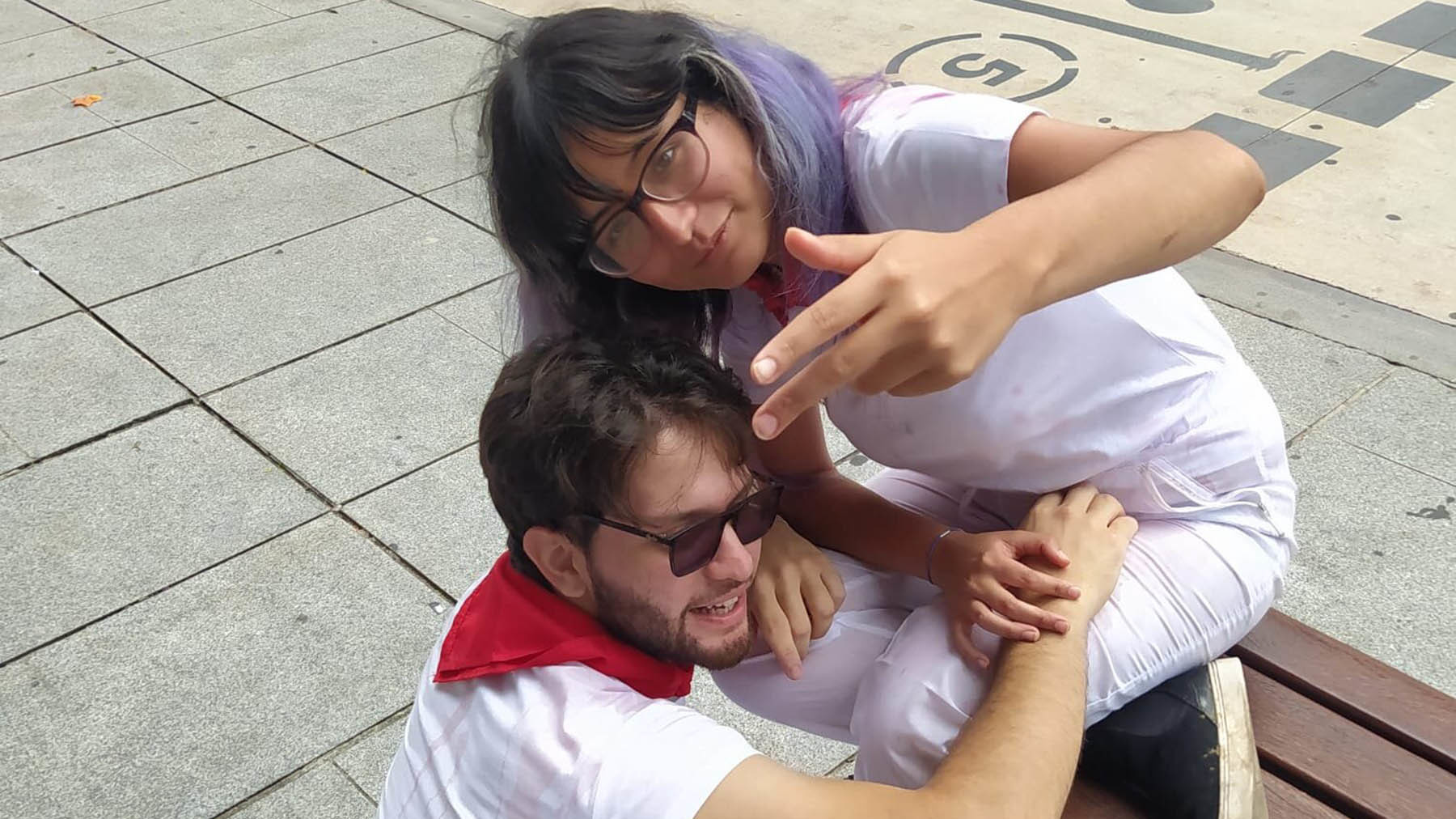 Fausto y Lya esperando a la Comparsa frente a El Corte Inglés. NAVARRA.COM