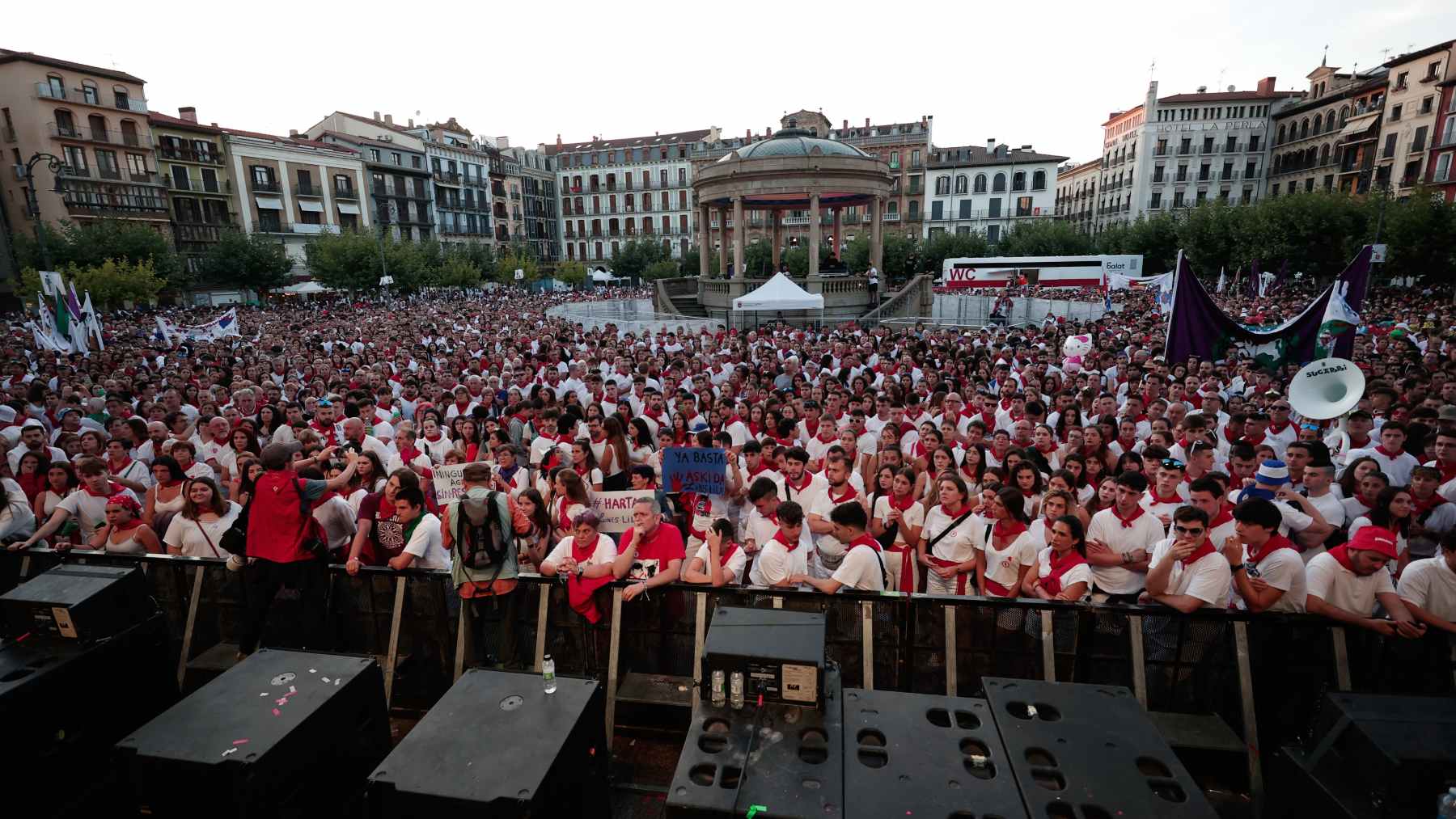 PAMPLONA, 07/07/2024.- Una multitudinaria concentración, convocada por el movimiento feminista, ha tenido lugar este domingo en la Plaza del Castillo de Pamplona en señal de protesta por una agresión sexual registrada en la capital navarra durante los Sanfermines 2024. EFE/Jesus Diges