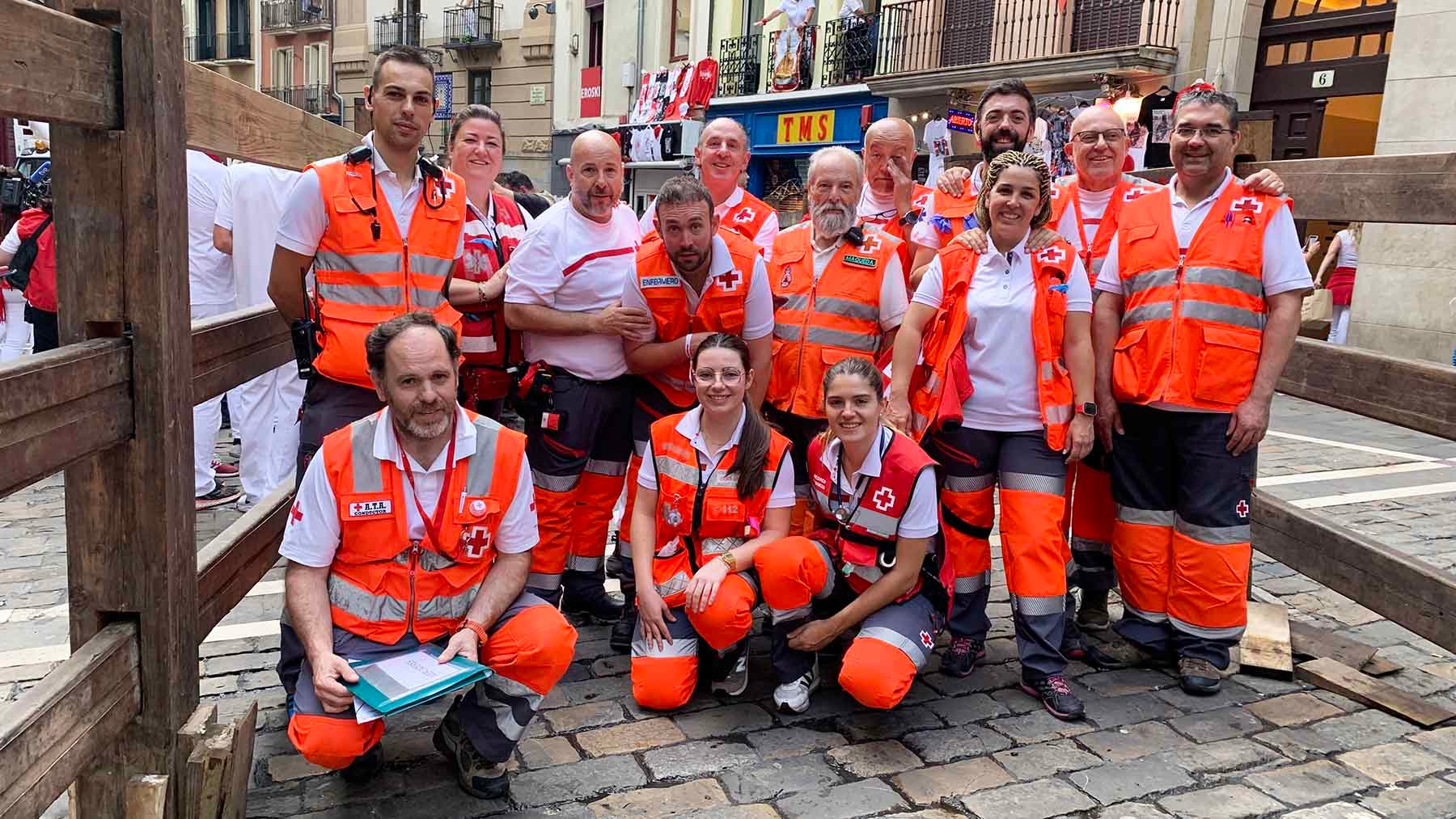 Dispositivo de Cruz Roja en la calle Mercaderes durante el encierro de San Fermín. Navarra.com