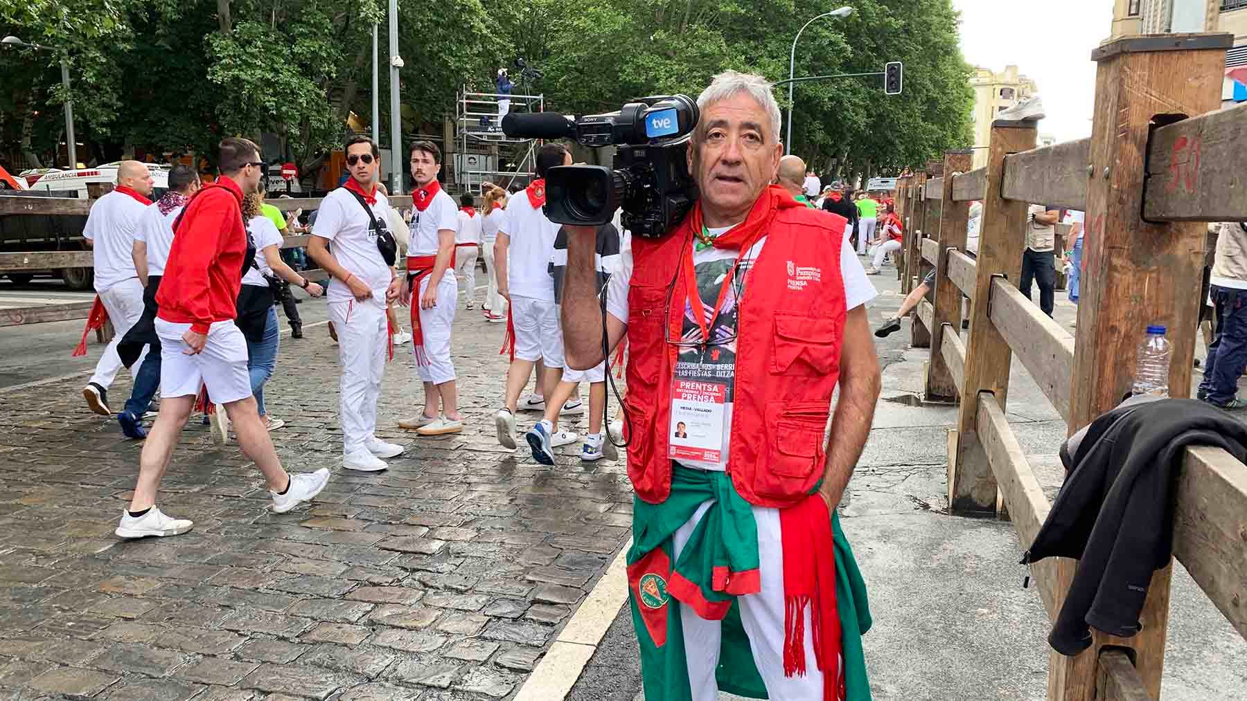 Natalio Lorente con la cámara de RTVE al hombro en el encierro de San Fermín. Navarra.com