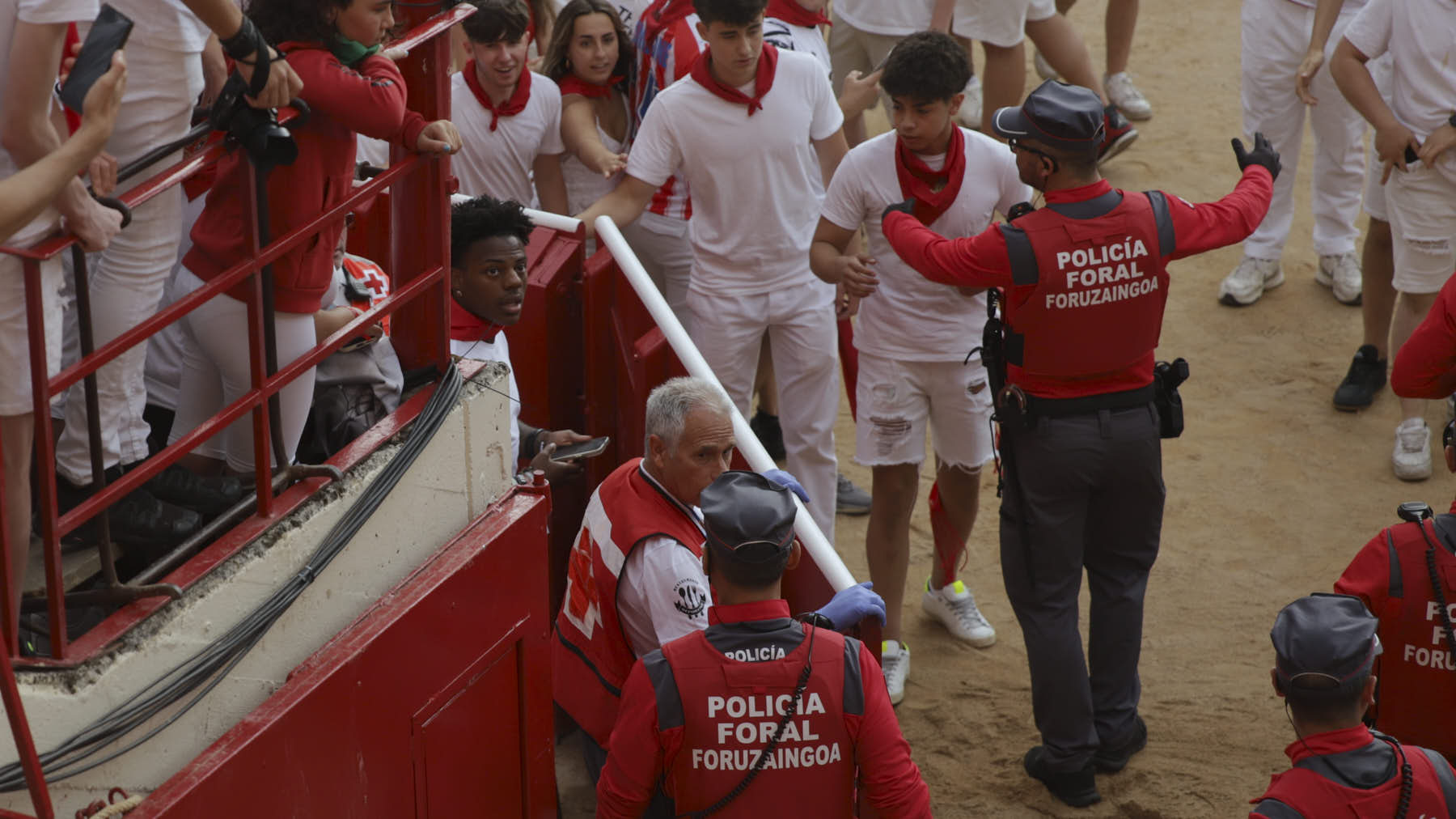 Quinto encierro de San Fermín 2024 con toros de Domingo Hernández en el callejón. HÉCTOR NAVARRO