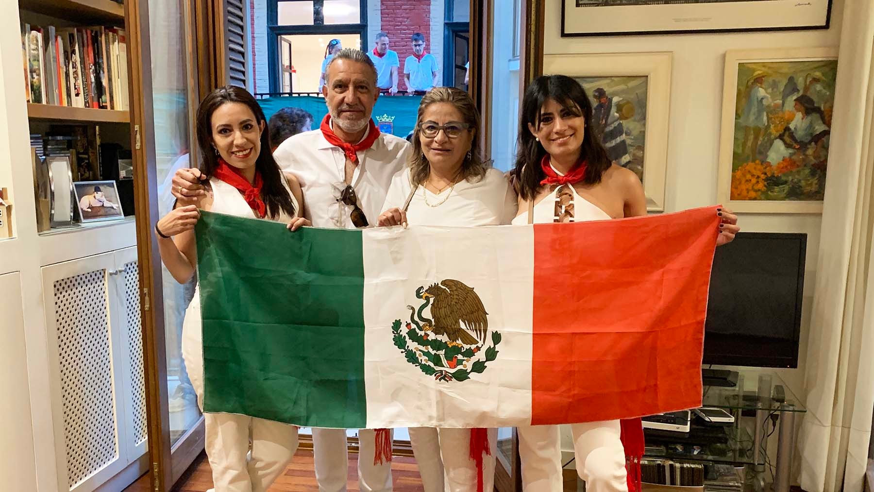 El matrimonio formado por Agustín Salinas, Sonia Quiros y sus hijas Andrea y Sonia. Navarra.com