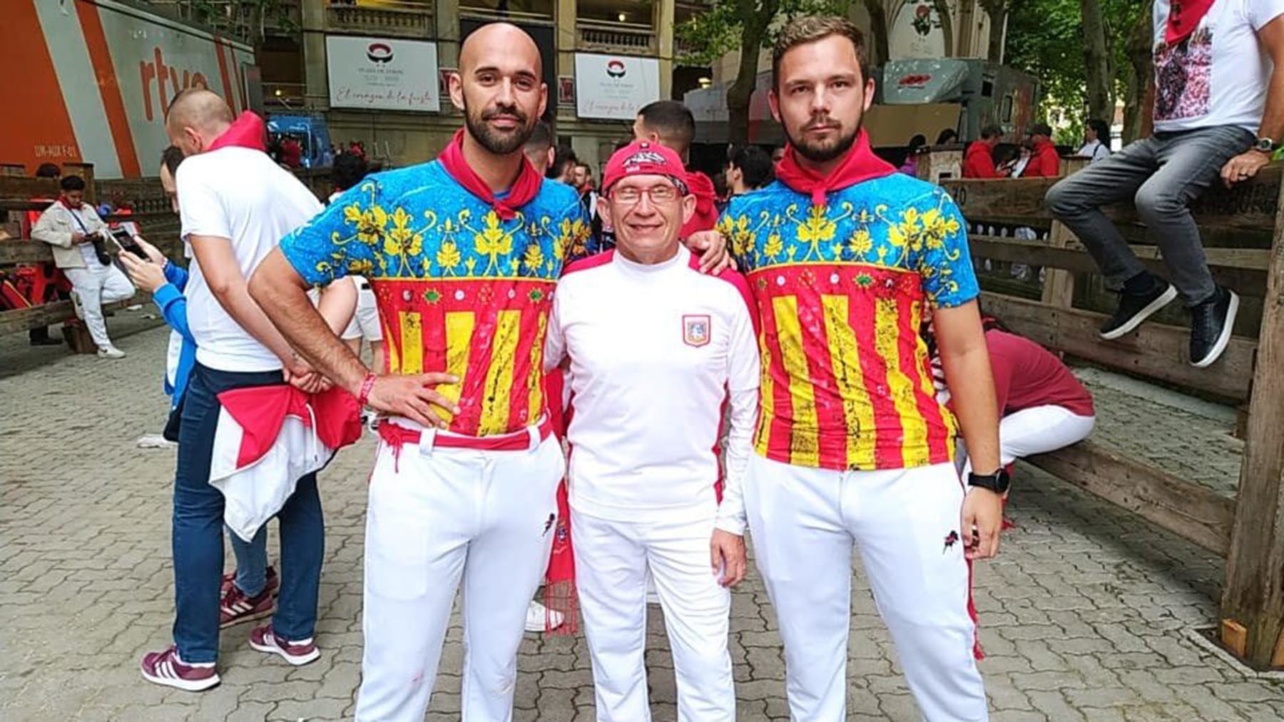 De izq. a dcha., Jorge, Antonio y Ángel, los valencianos que han corrido el encierro del 13 de julio. NAVARRA.COM