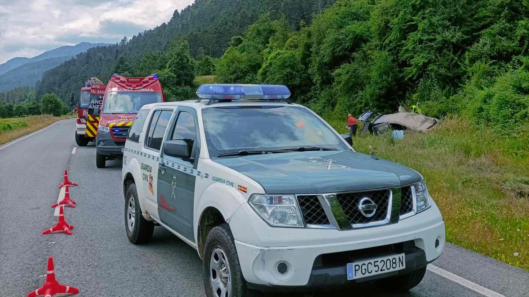 Herido grave y trasladado en helicóptero en Navarra tras empotrase en el talud de una carretera