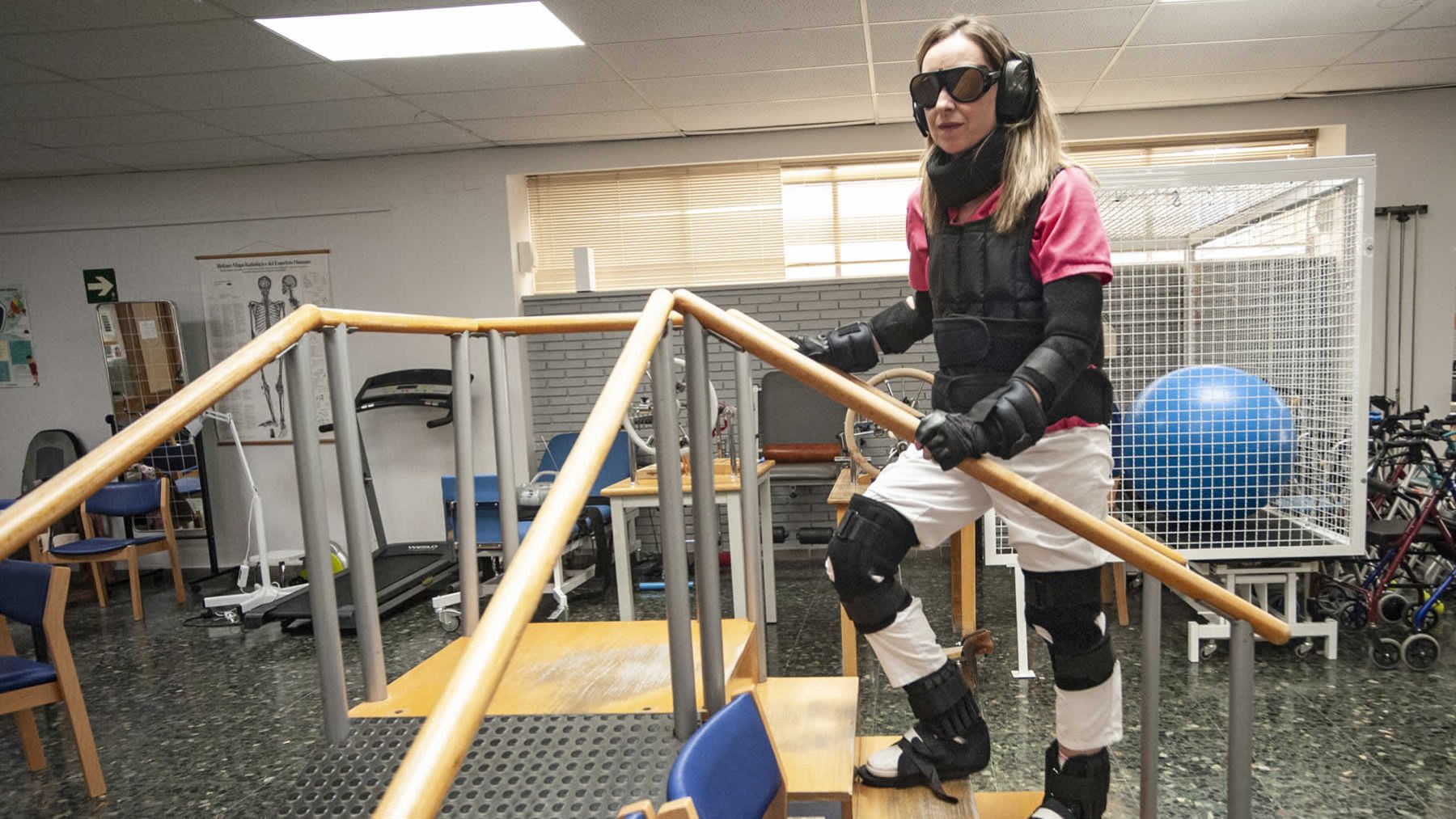 Desarrollan un traje para simular la vejez y potenciar la empatía de los cuidadores. PEDRO SÁNCHEZ - FUNDACIÓN LA CAIXA (2) (1)