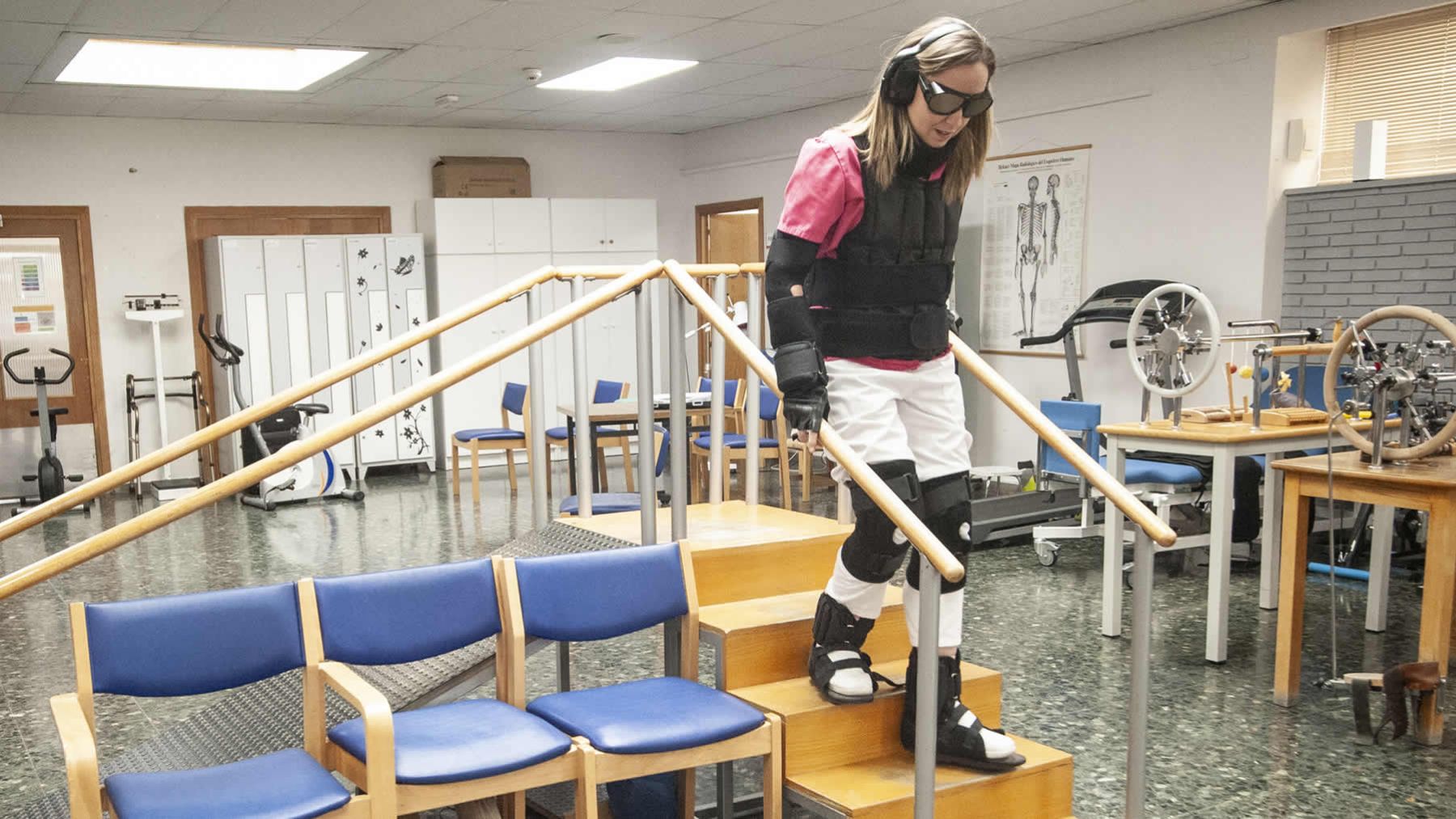 Desarrollan un traje para simular la vejez y potenciar la empatía de los cuidadores. PEDRO SÁNCHEZ - FUNDACIÓN LA CAIXA (3) (1)