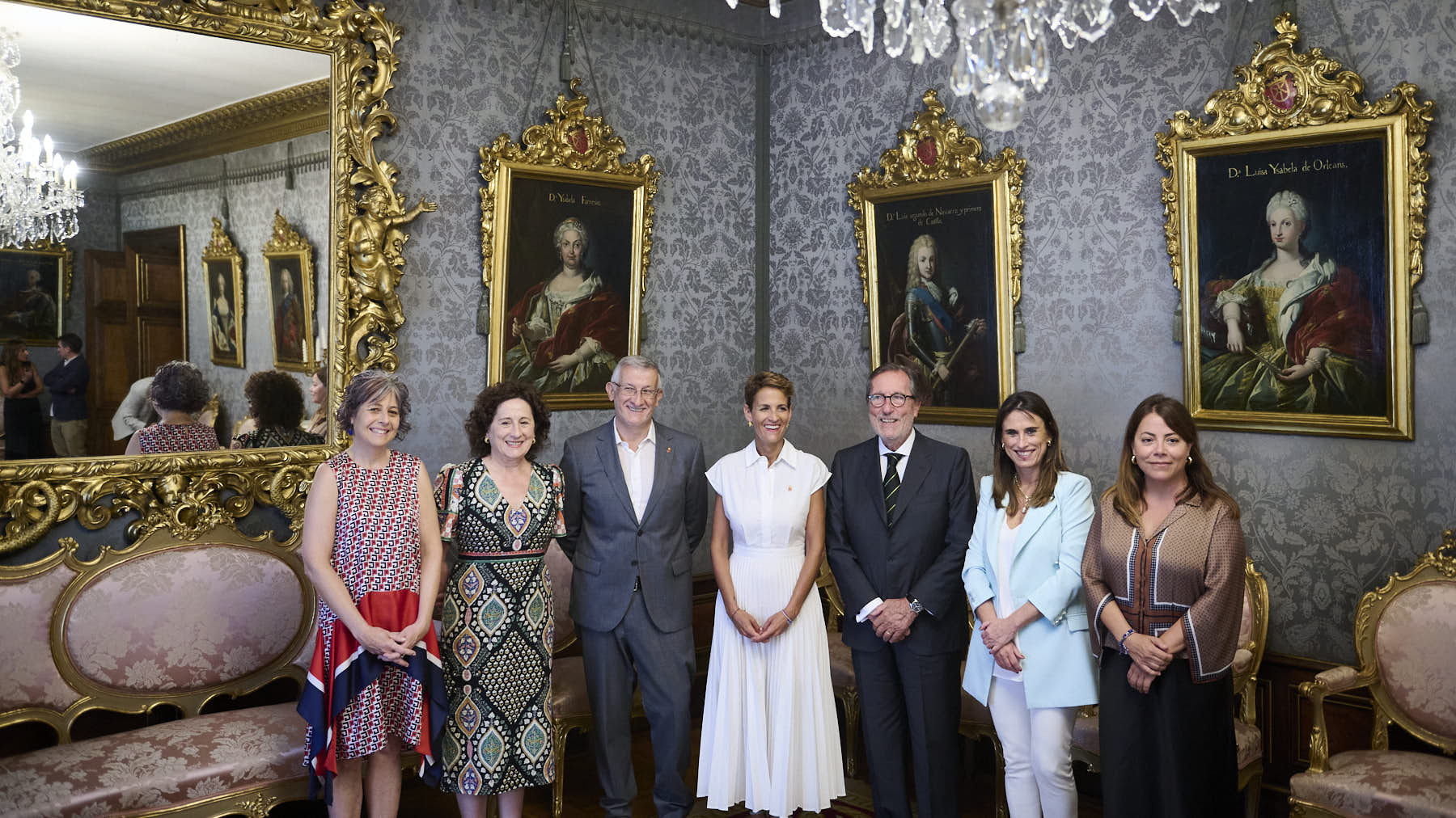 La presidenta de Navarra, María Chivite, y el director general de la Fundación 'la Caixa', Antonio Vila, firman en el Palacio de Navarra un convenio marco que recoge la colaboración entre ambas instituciones para 2024 en materia social, educativa y cultural. PABLO LASAOSA