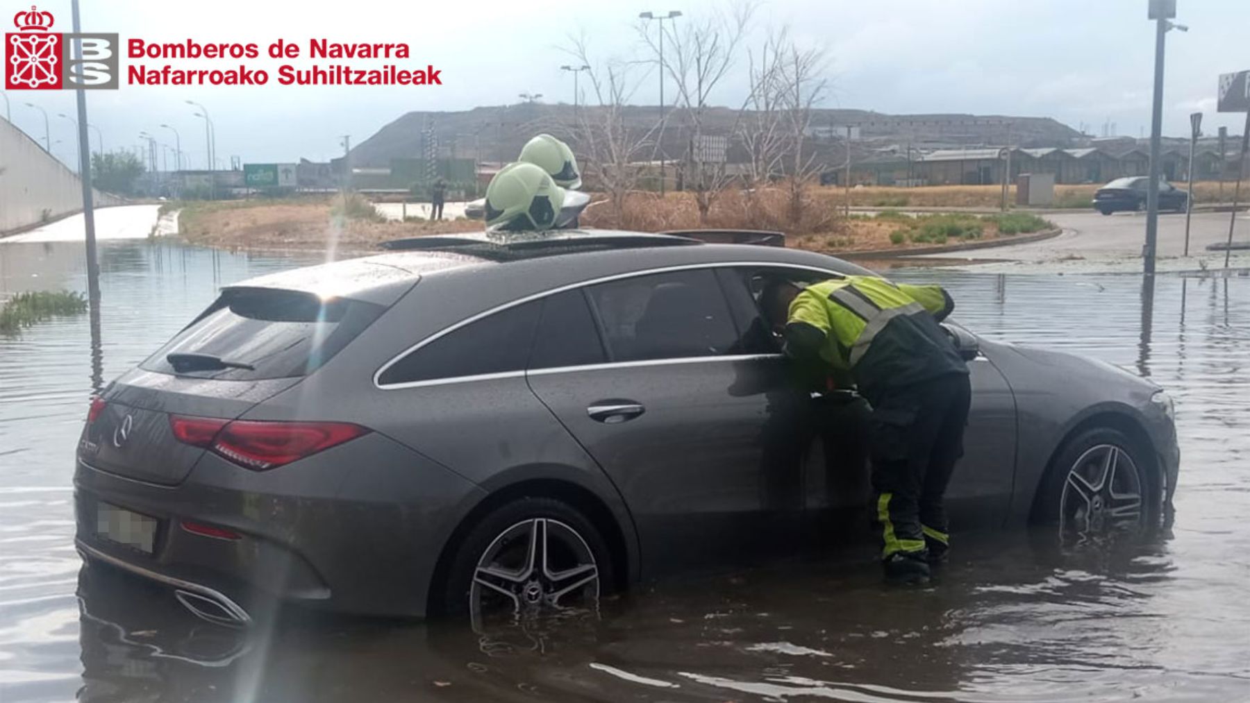 Los bomberos rescatan a tres personas en Viana. BOMBEROS