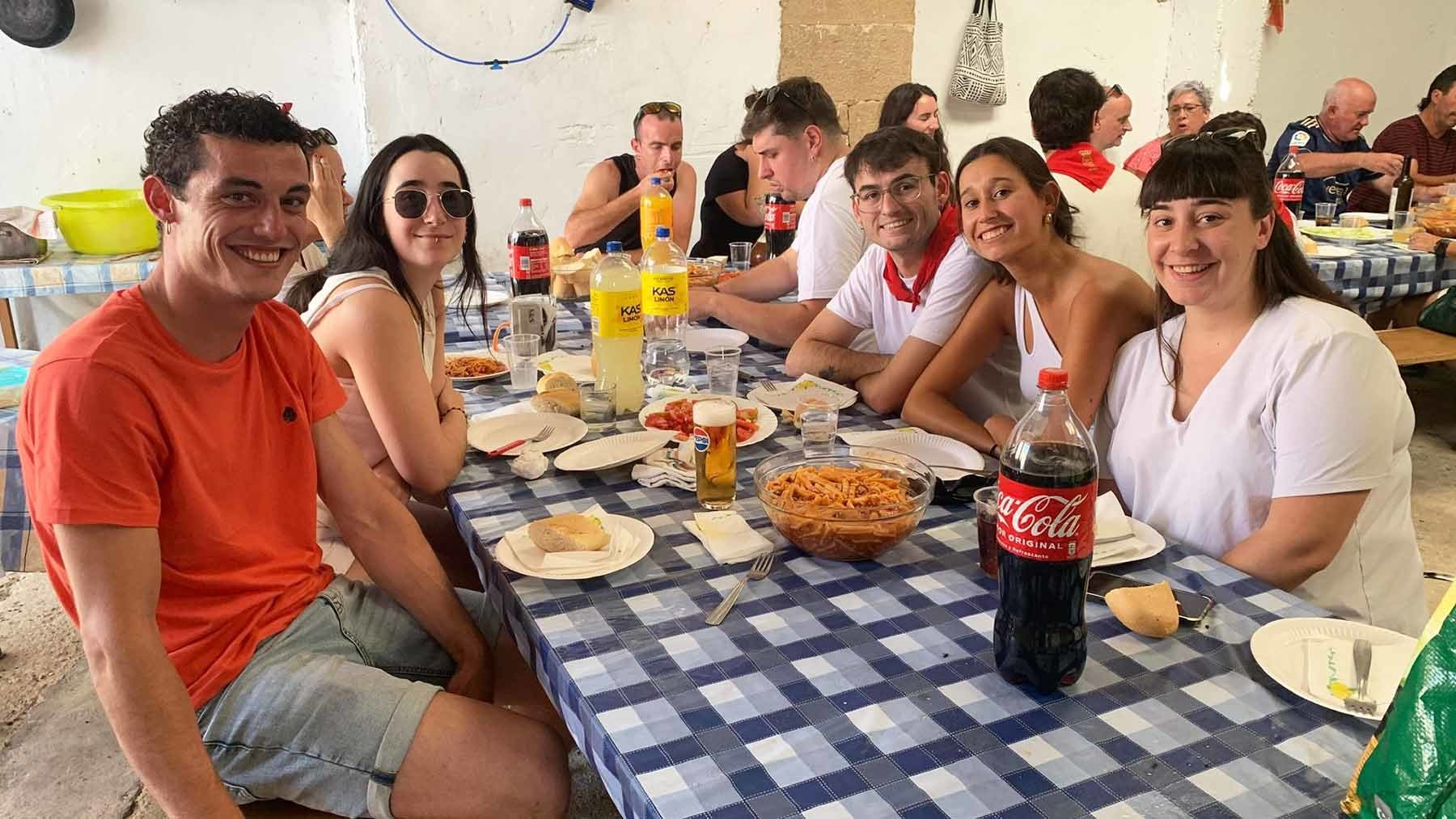 La juventud de Legaria, a punto de degustar los macarrones en fiestas. Navarra.com