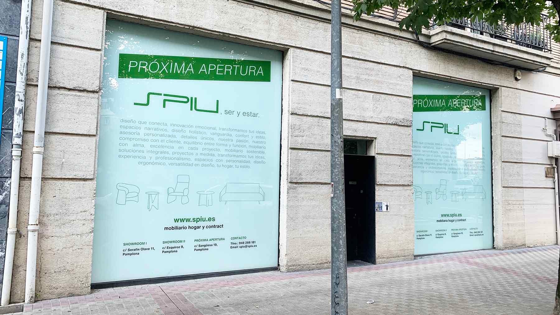 Un cartel anuncia la próxima apertura de SPIU en la calle Sangüesa 19 de Pamplona. Navarra.com