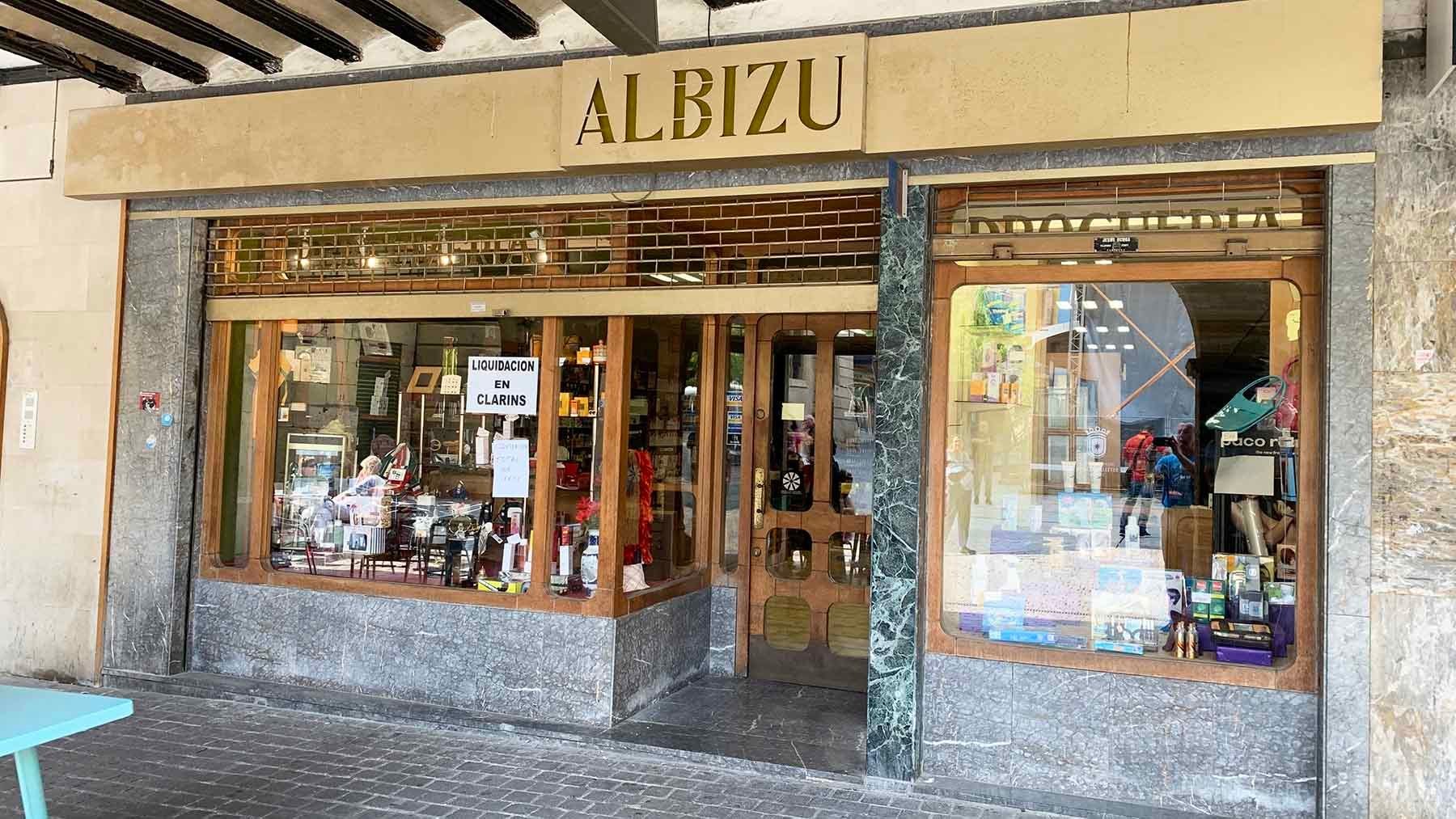 Fachada de la perfumería Albizu en la Plaza de los Fueros 4 de Estella. Navarra.com