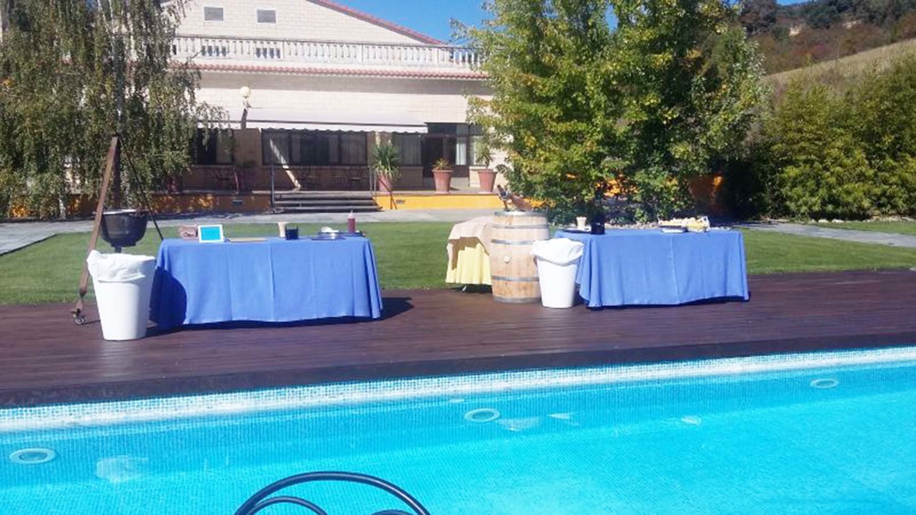 Terraza con piscina para todo tipo de celebraciones como bodas o comuniones. Venta de Larrión.
