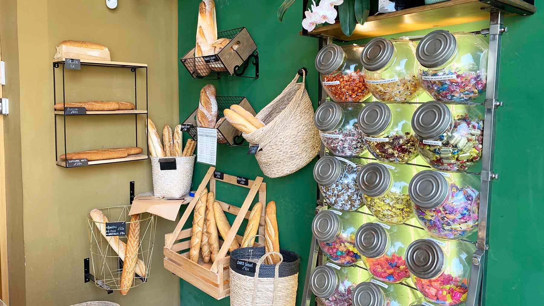 Interior de la pastelería Lizar en Estella. Navarra.com