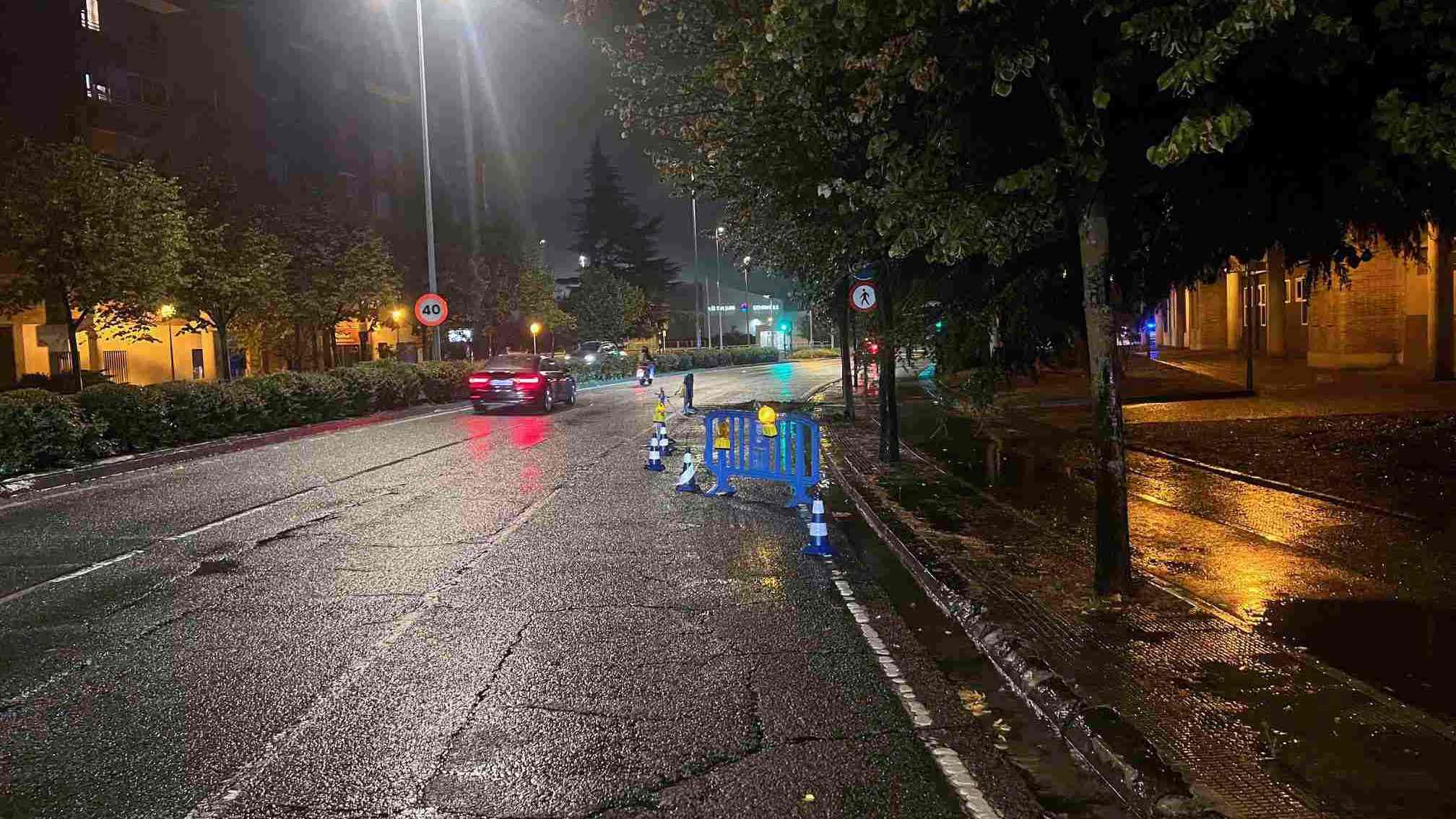 Carril cortado en la Avenida de Navarra tras el incendio de un coche. POLICÍA MUNICIPAL D PAMPLONA