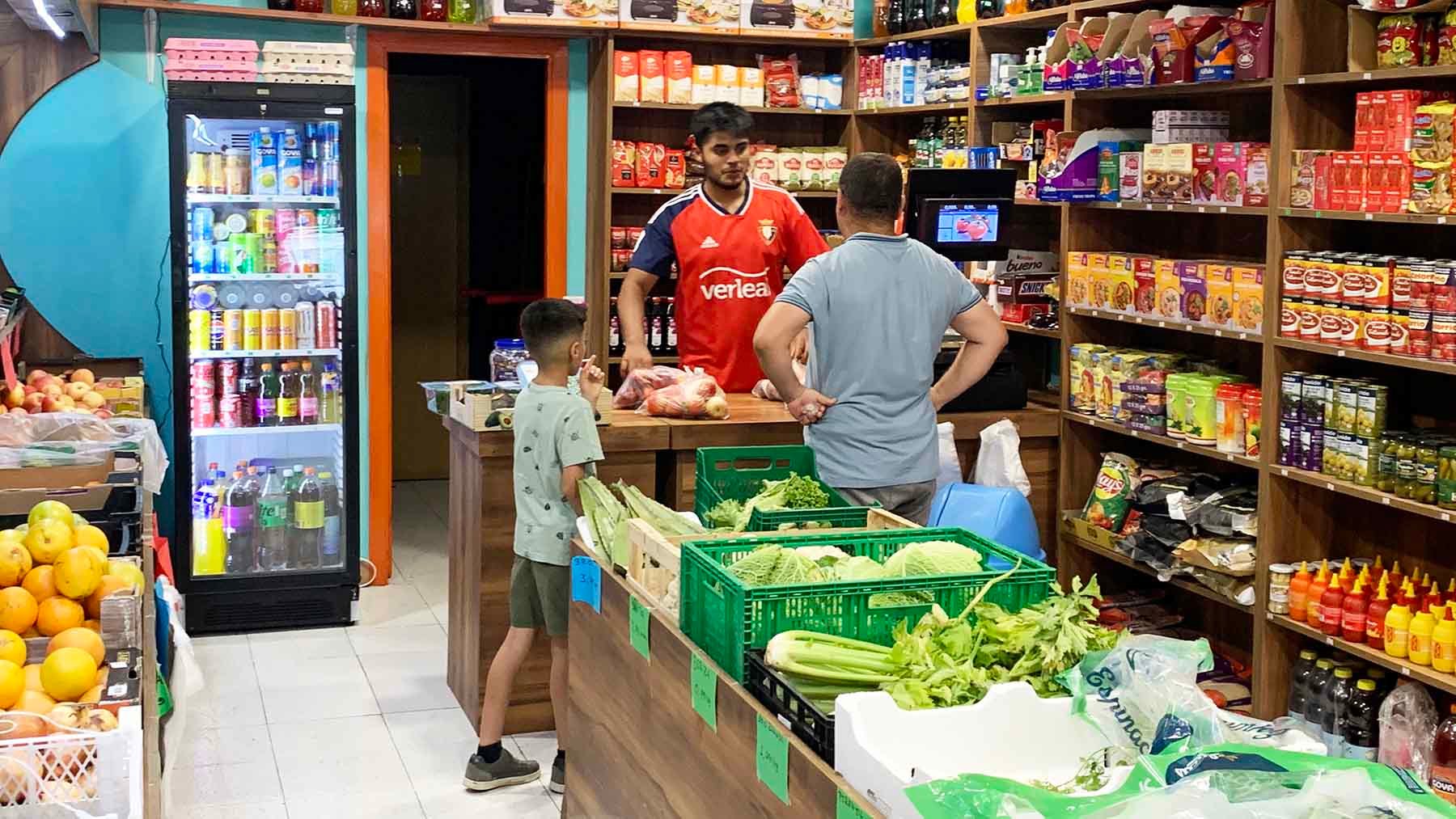 Interior de la frutería Muza en la calle Abejeras de Pamplona. Navarra.com