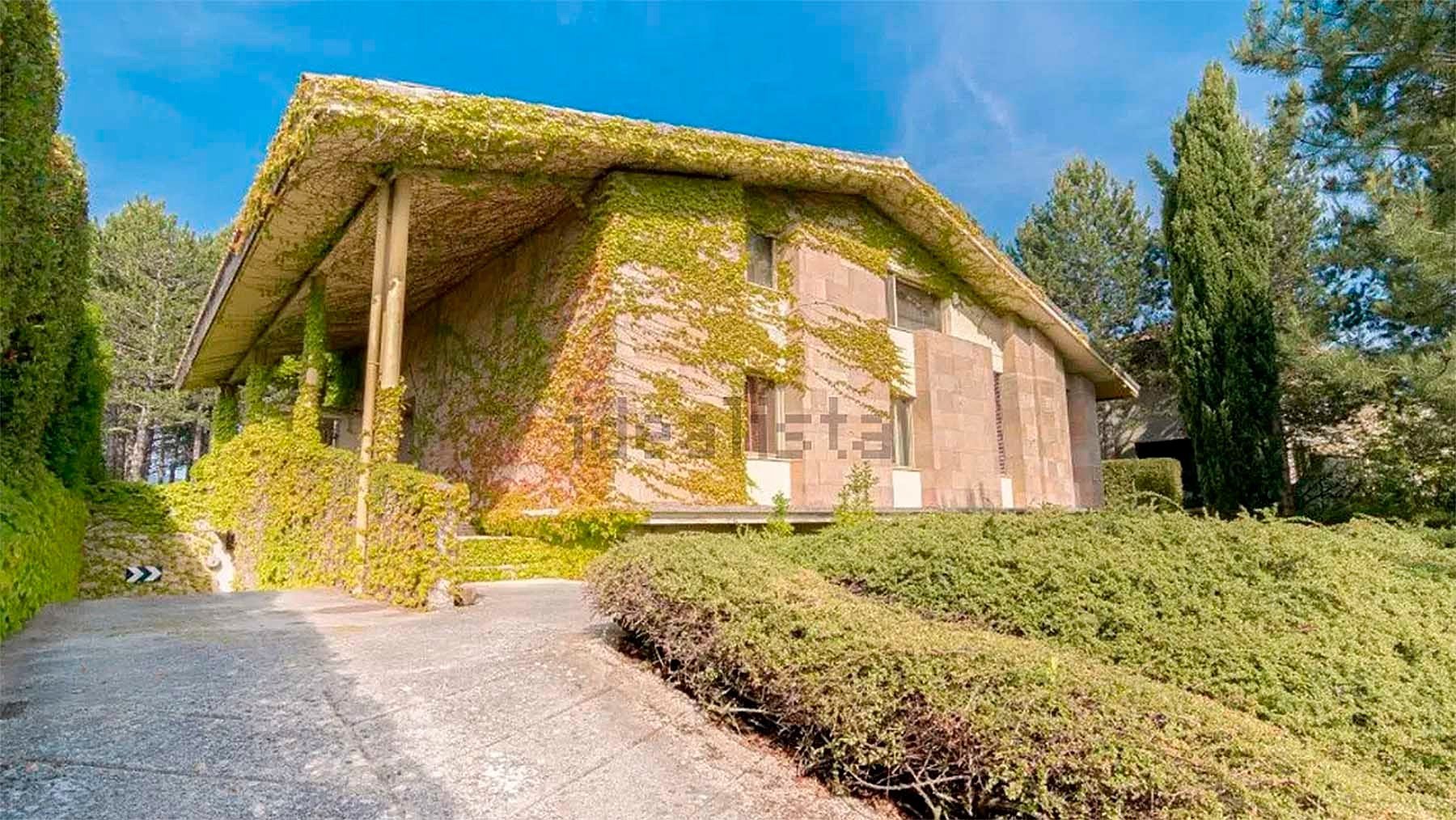 La lujosa casa en venta en Navarra que esconde un frondoso bosque en su interior