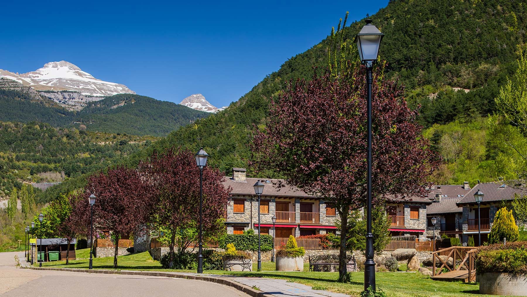 Villanúa, con su privilegiada ubicación en el Valle del Aragón, es un enclave natural privilegiado y un destino turístico de renombre en el Alto Pirineo.