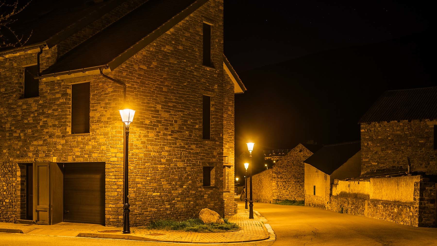 La temperatura 2200 K de ATP emite un flujo radiante espectral de azules de sólo un 1,28 % (longitudes de onda inferiores a 440 nm).