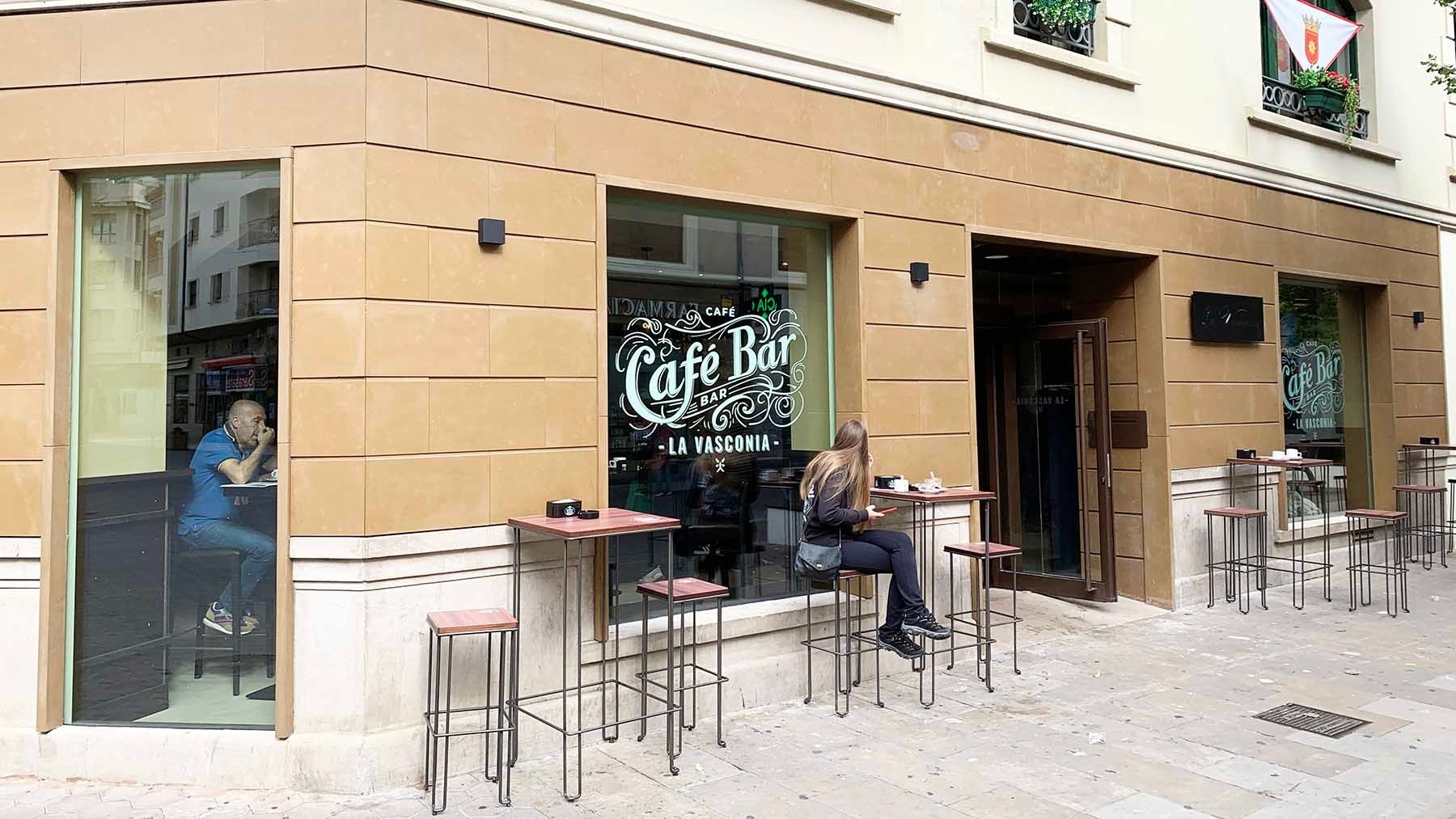 Fachada del bar La Vasconia en la calle Baja Navarra 12 de Estella. Navarra.com