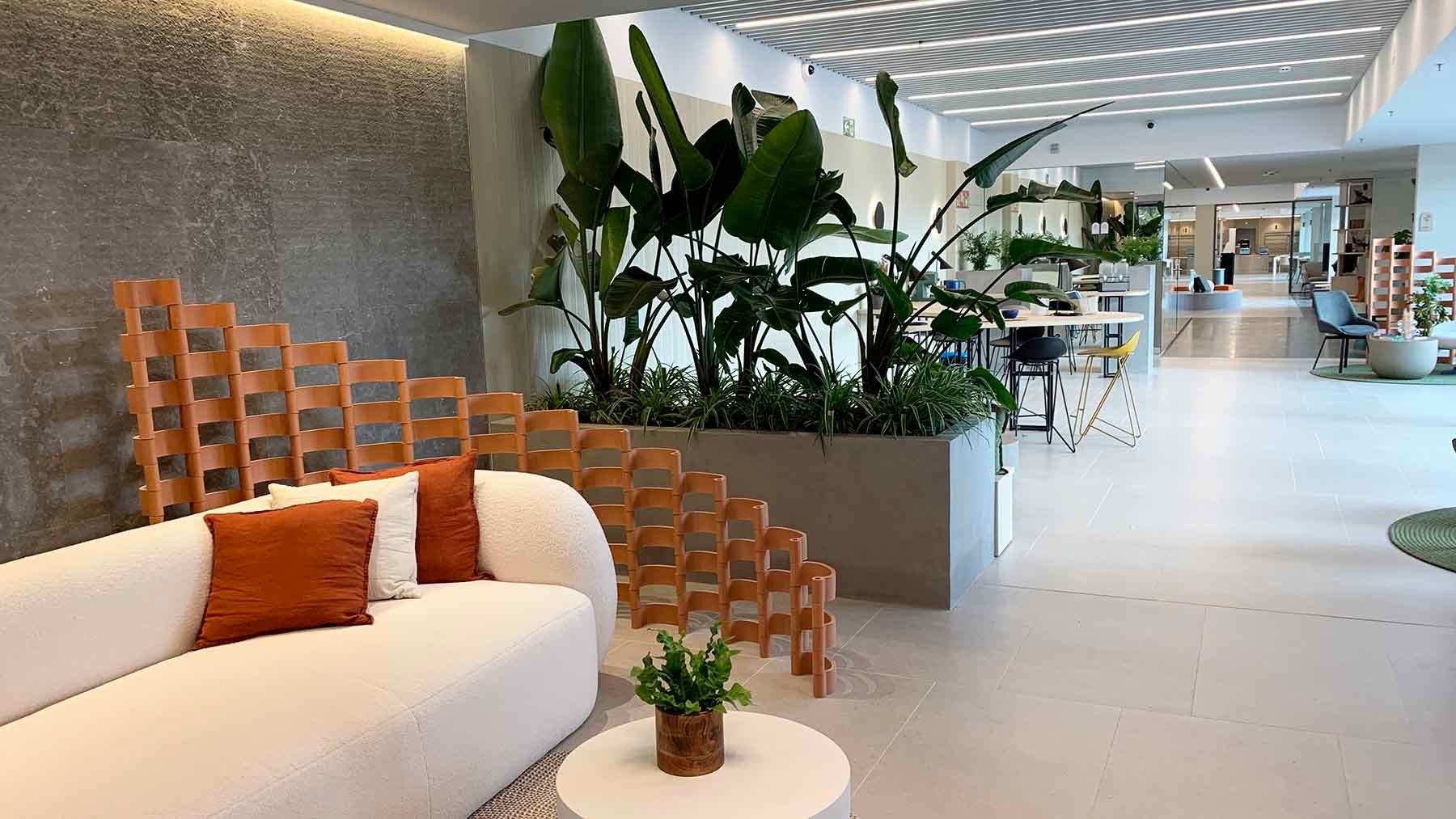 Pasillo de entrada a la residencia Yugo Plazaola en pamplona. Navarra.com