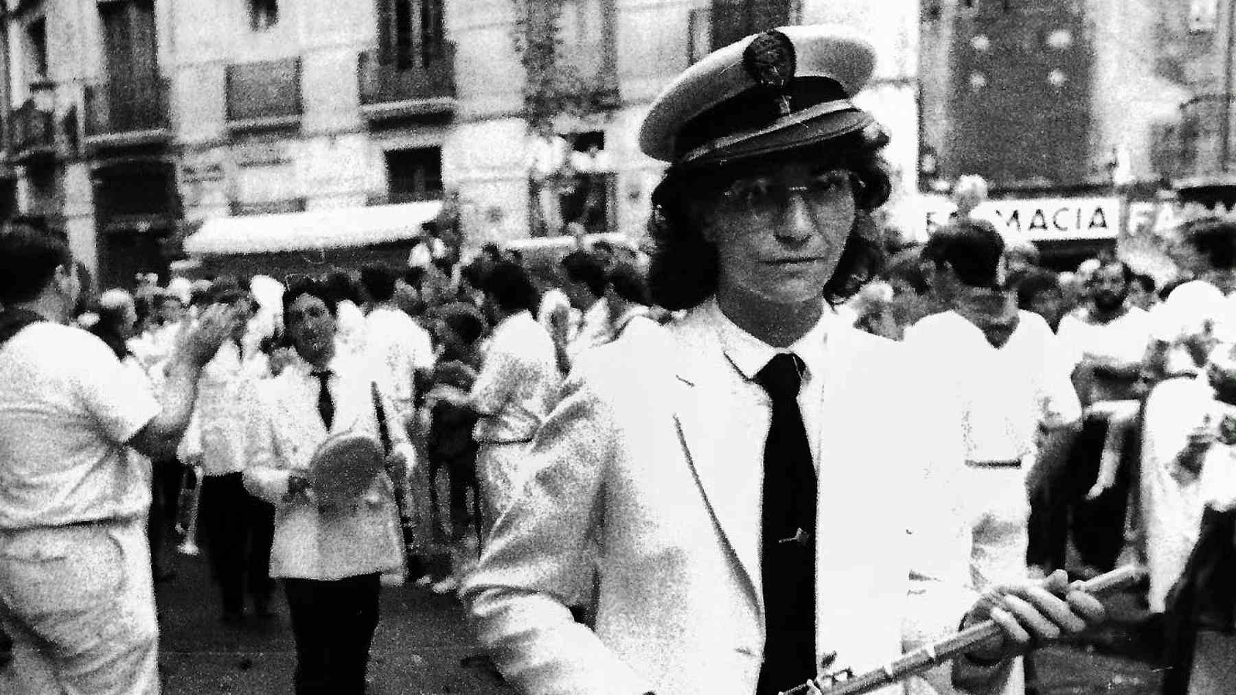 Mari Carmen Arias con el uniforme de verano de la Pamplonesa durante unos Sanfermines. LA PAMPLONESA