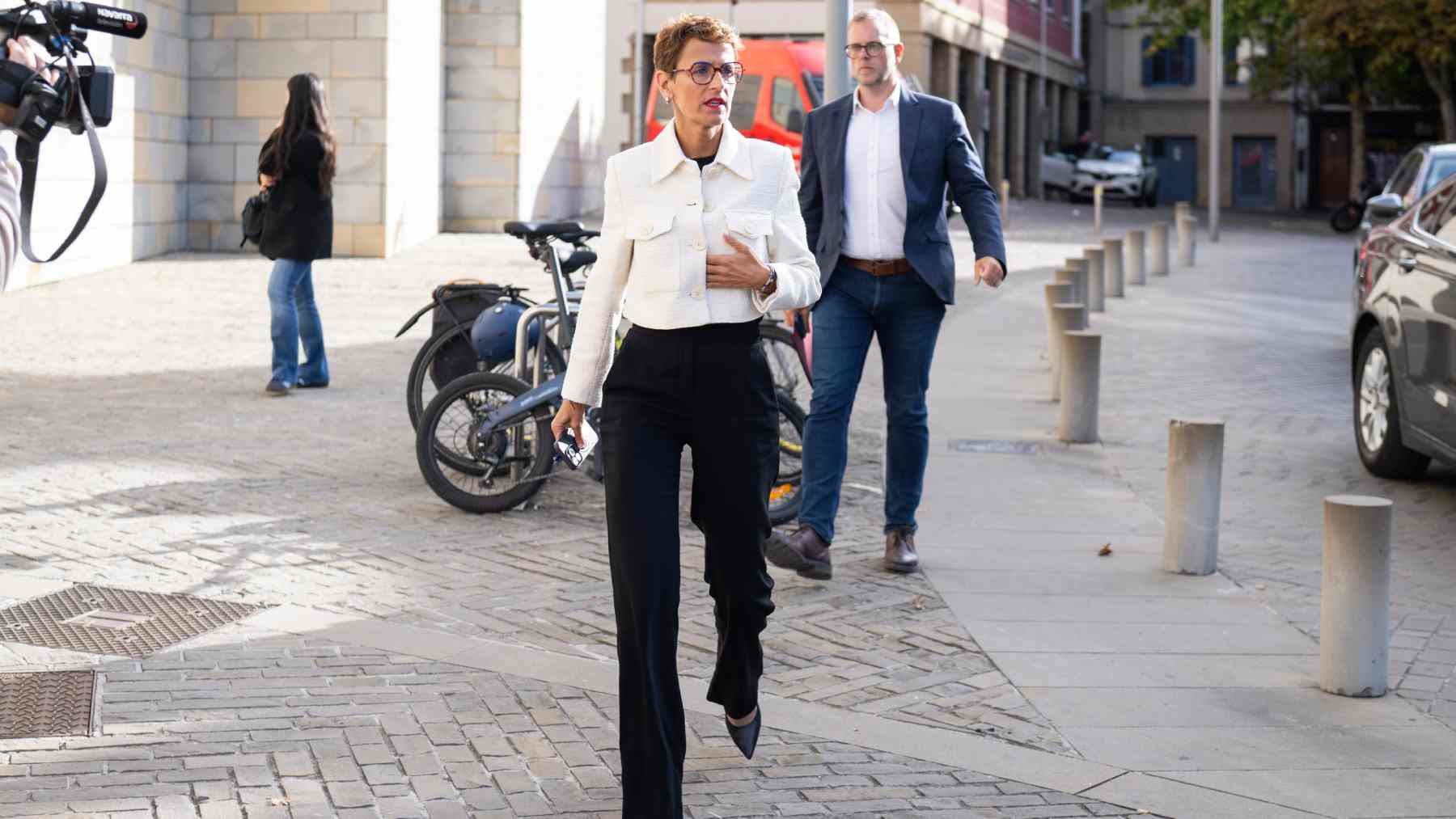 La presidenta del Gobierno de navarra, María Chivite, a su llegada al Archivo de Navarra, donde ha tenido lugar la jornada. GOBIERNO DE NAVARRA