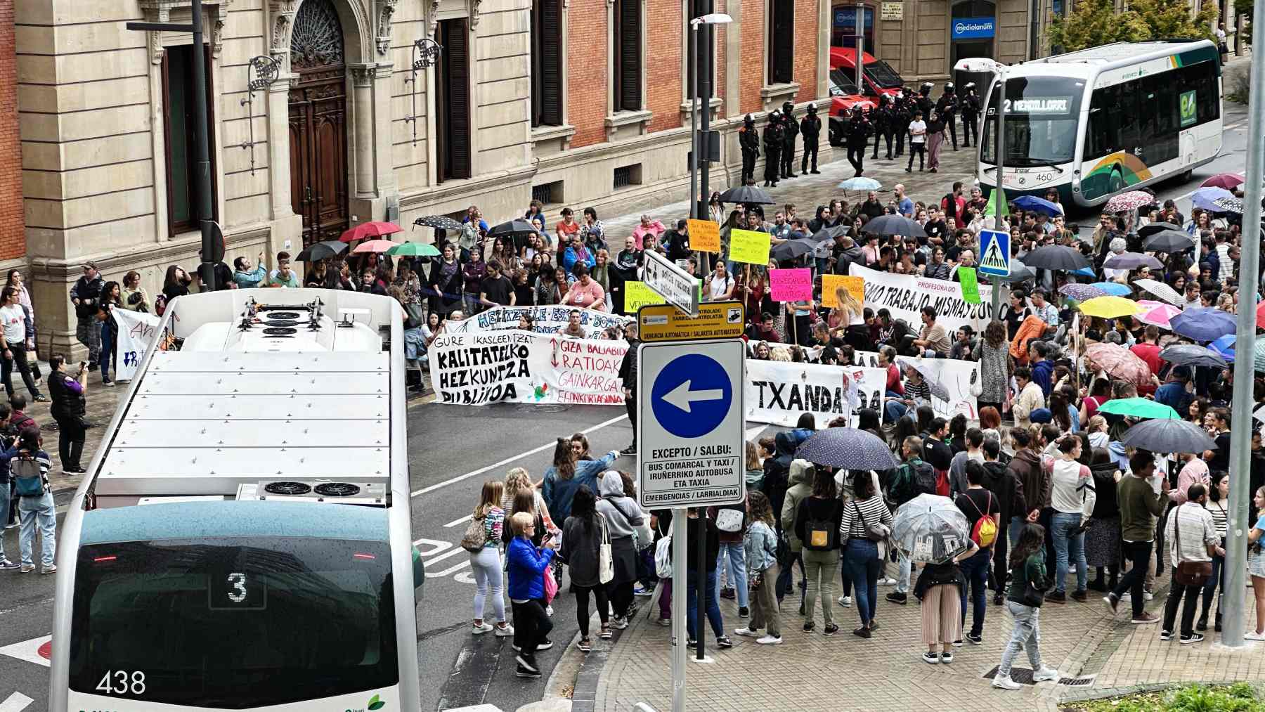 Los manifestantes han cortado el tráfico en pleno centro de Pamplona. NAVARRA.COM