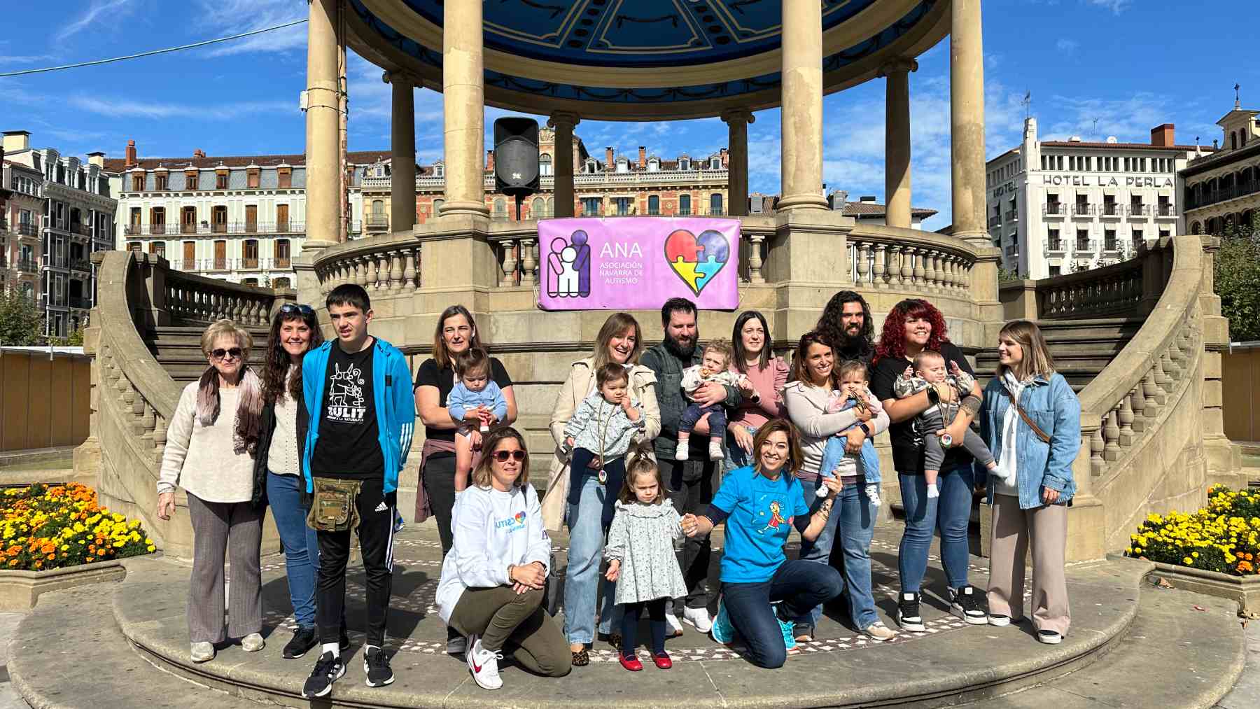 Celebración del Día Europeo del Autismo en la plaza del Castillo de Pamplona. ANA