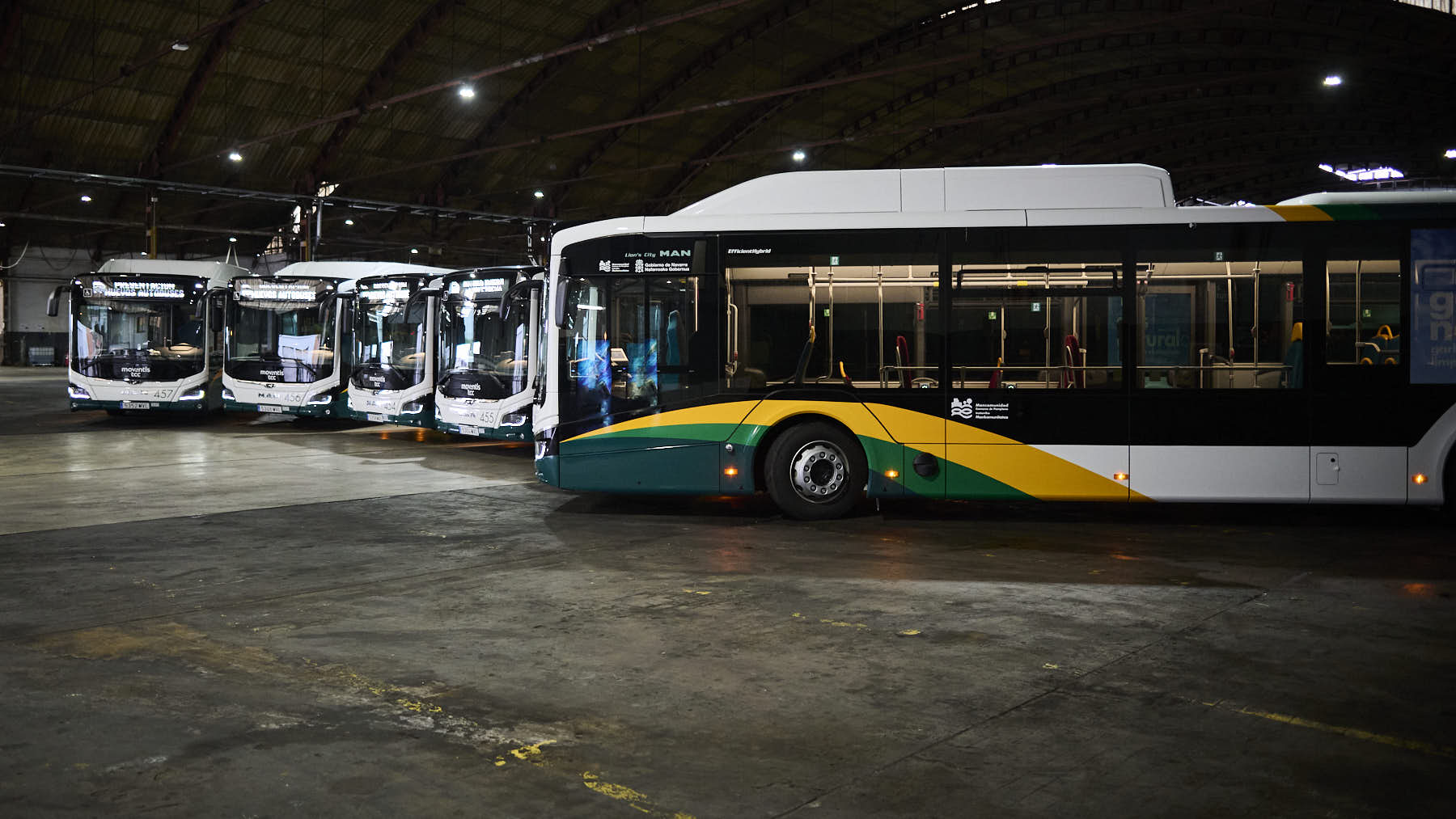 Presentación de los nuevos autobuses del Transporte Urbano Comarcal que próximamente entrarán en servicio. PABLO LASAOSA