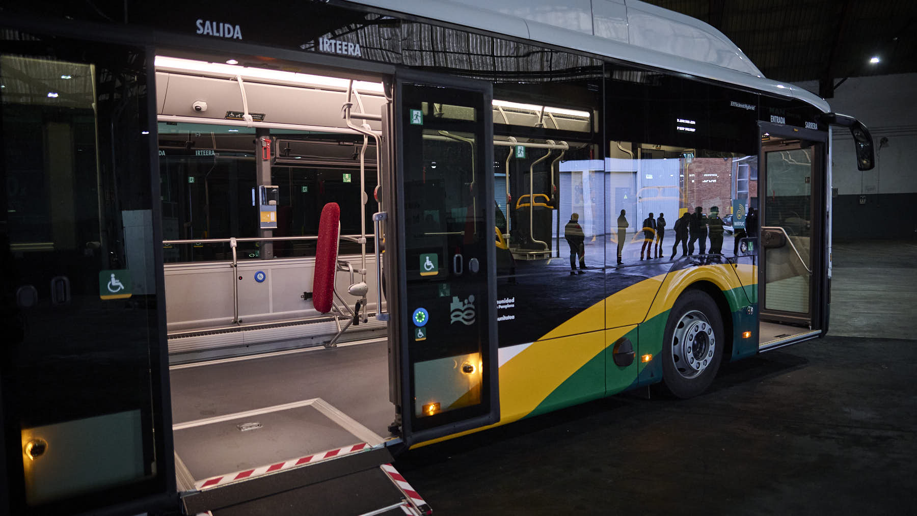Presentación de los nuevos autobuses del Transporte Urbano Comarcal que próximamente entrarán en servicio. PABLO LASAOSA