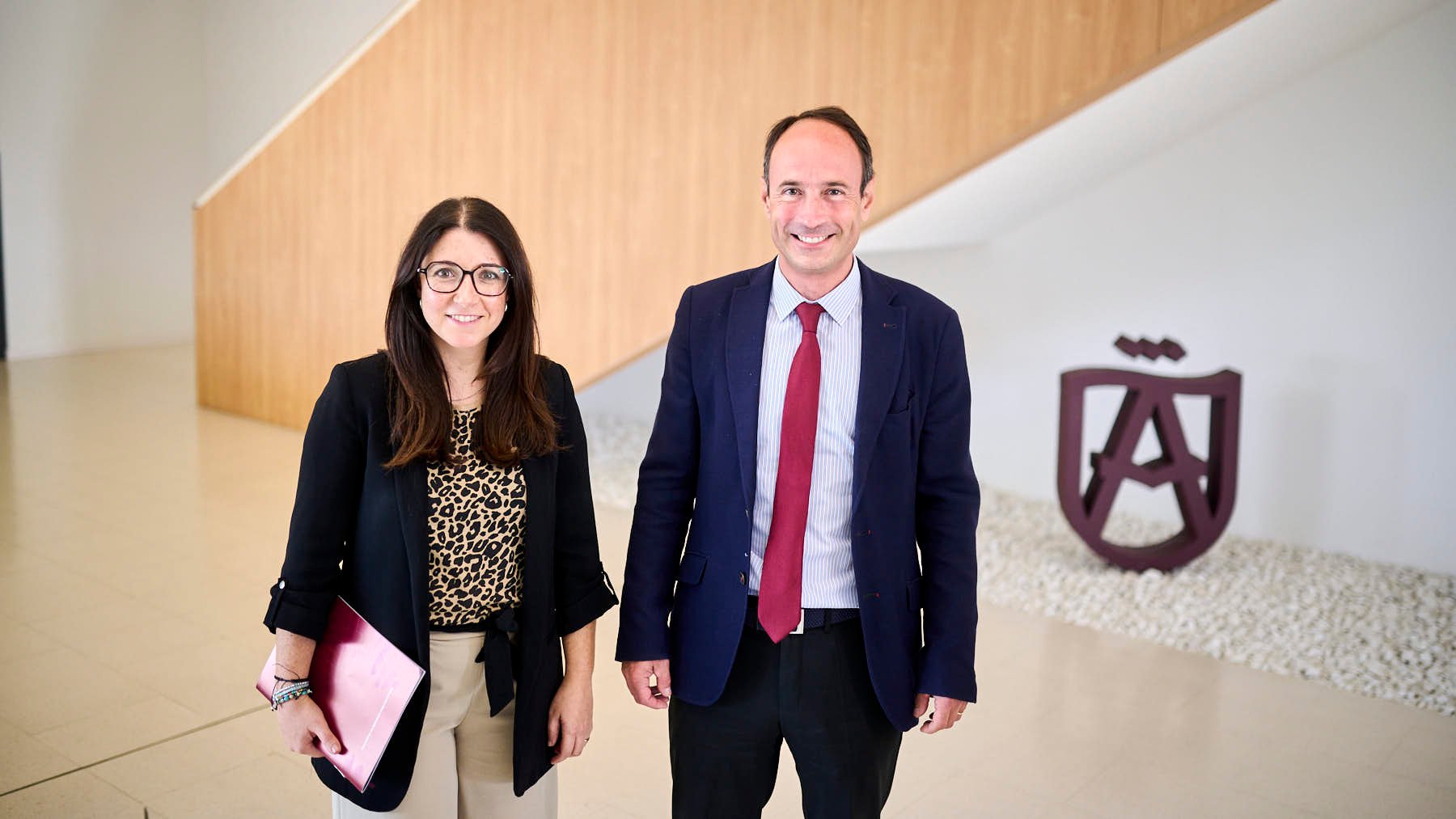 Imanol Goyarrola y Cristina Martín directores del colegio Adériz en Cordovilla. PABLO LASAOSA