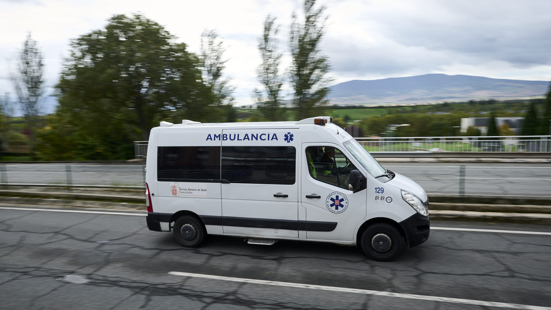 Una ambulancia circula por una calle de Pamplona. PABLO LASAOSA