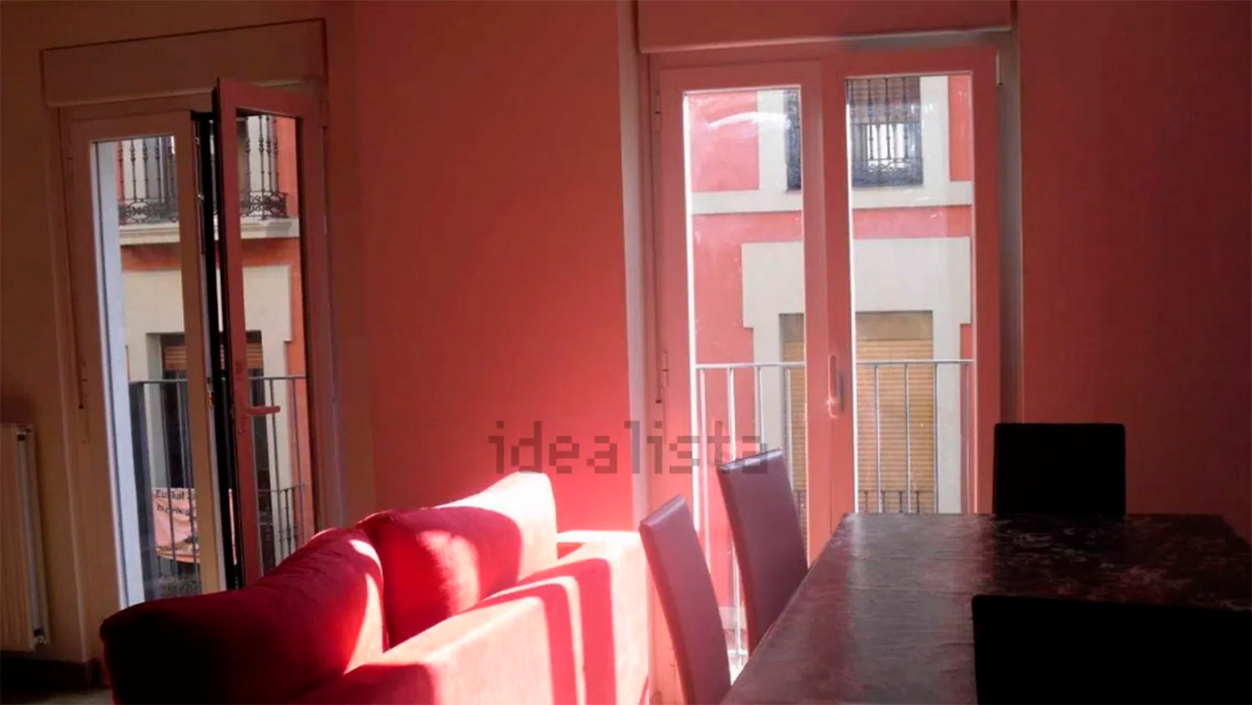 Vista del salón del piso que se alquila en la calle de la Merced de Pamplona. IDEALISTA / CARP@ SERVICIOS INMOBILIARIOS