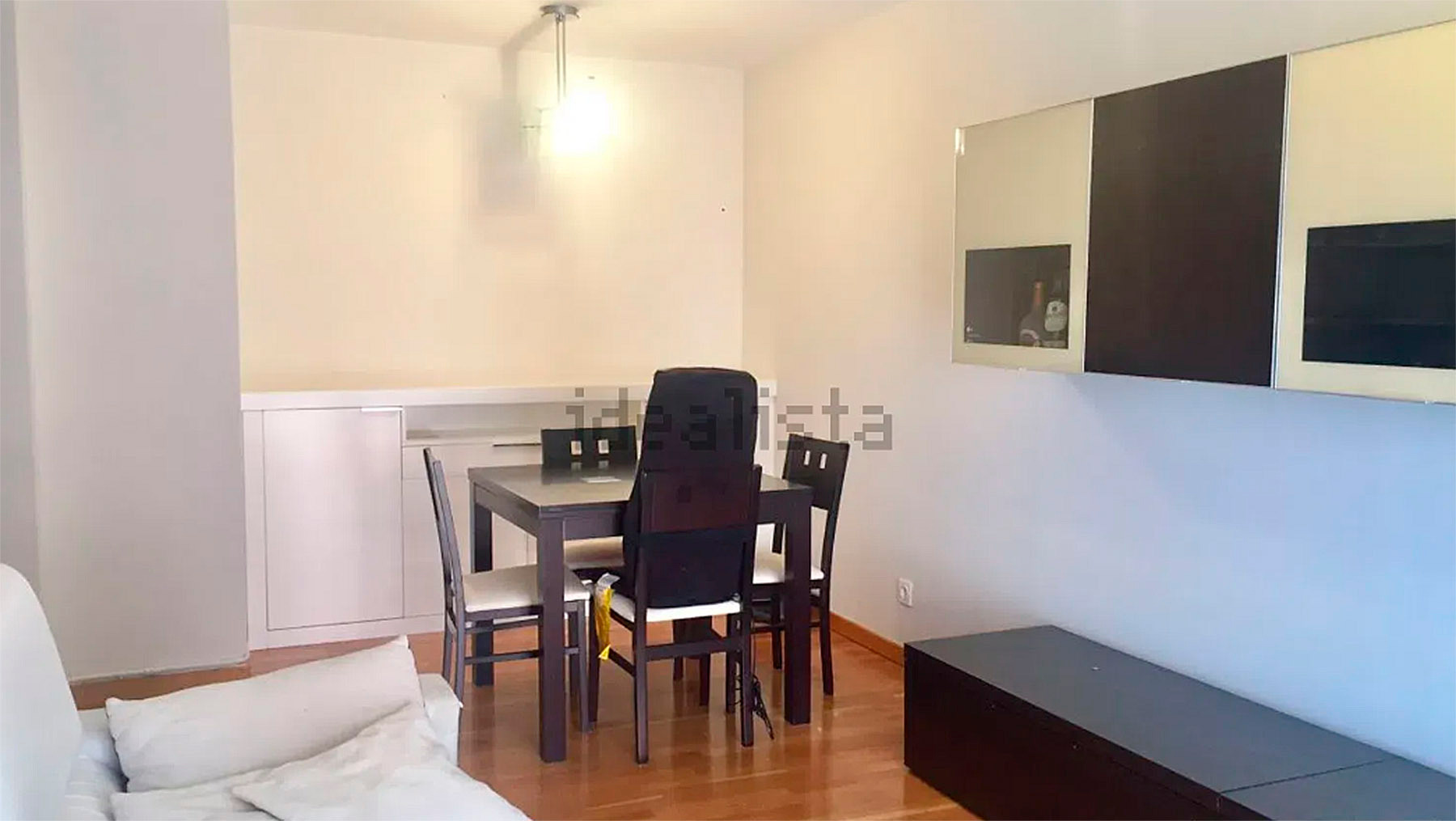 Imagen del salón-comedor del piso que se alquila en Mendebaldea. IDEALISTA / CARP@ SERVICIOS INMOBILIARIOS