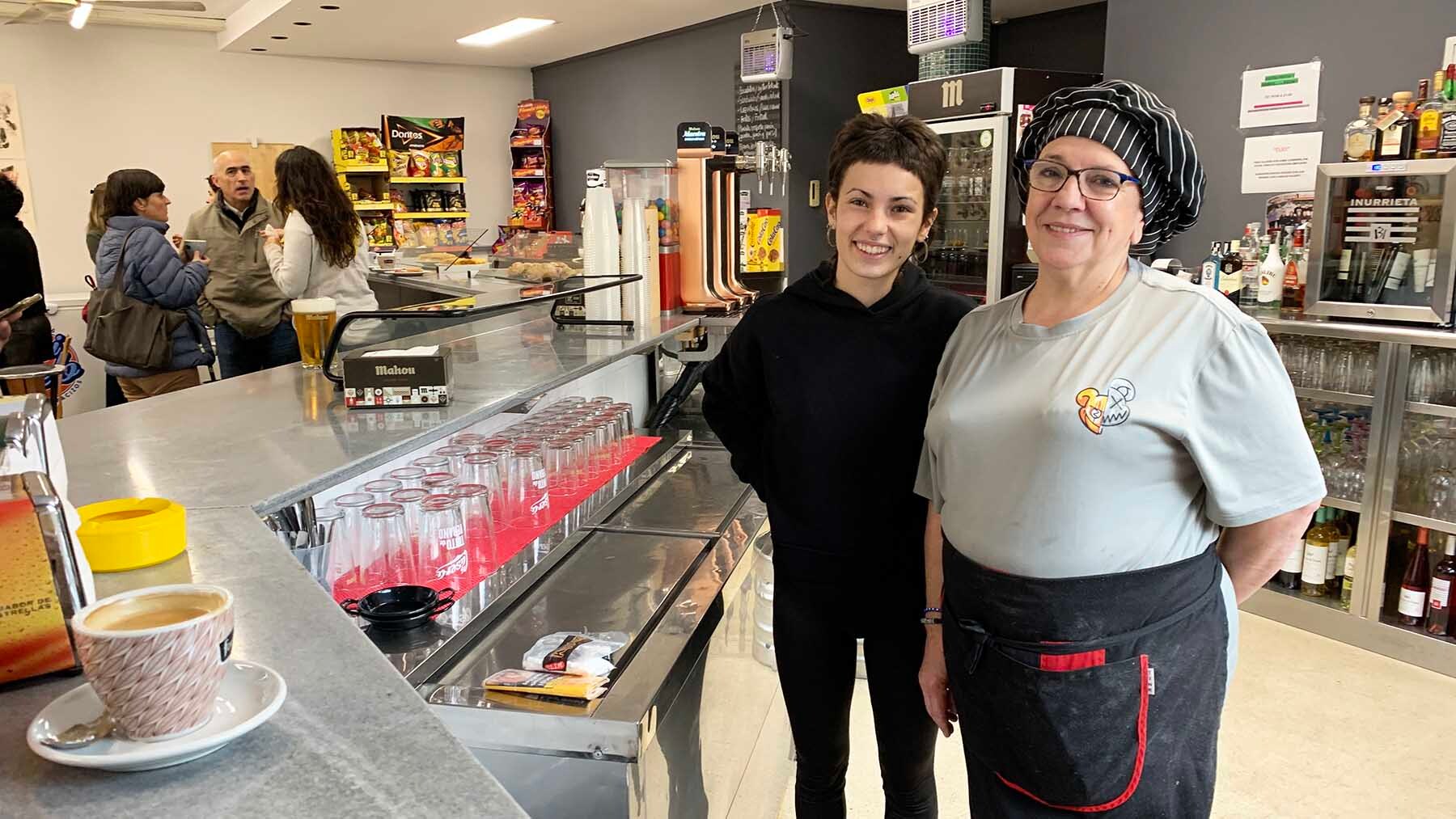 Ana y Marian Lacosta en el bar de las piscinas de Ansoáin. Navarra.com
