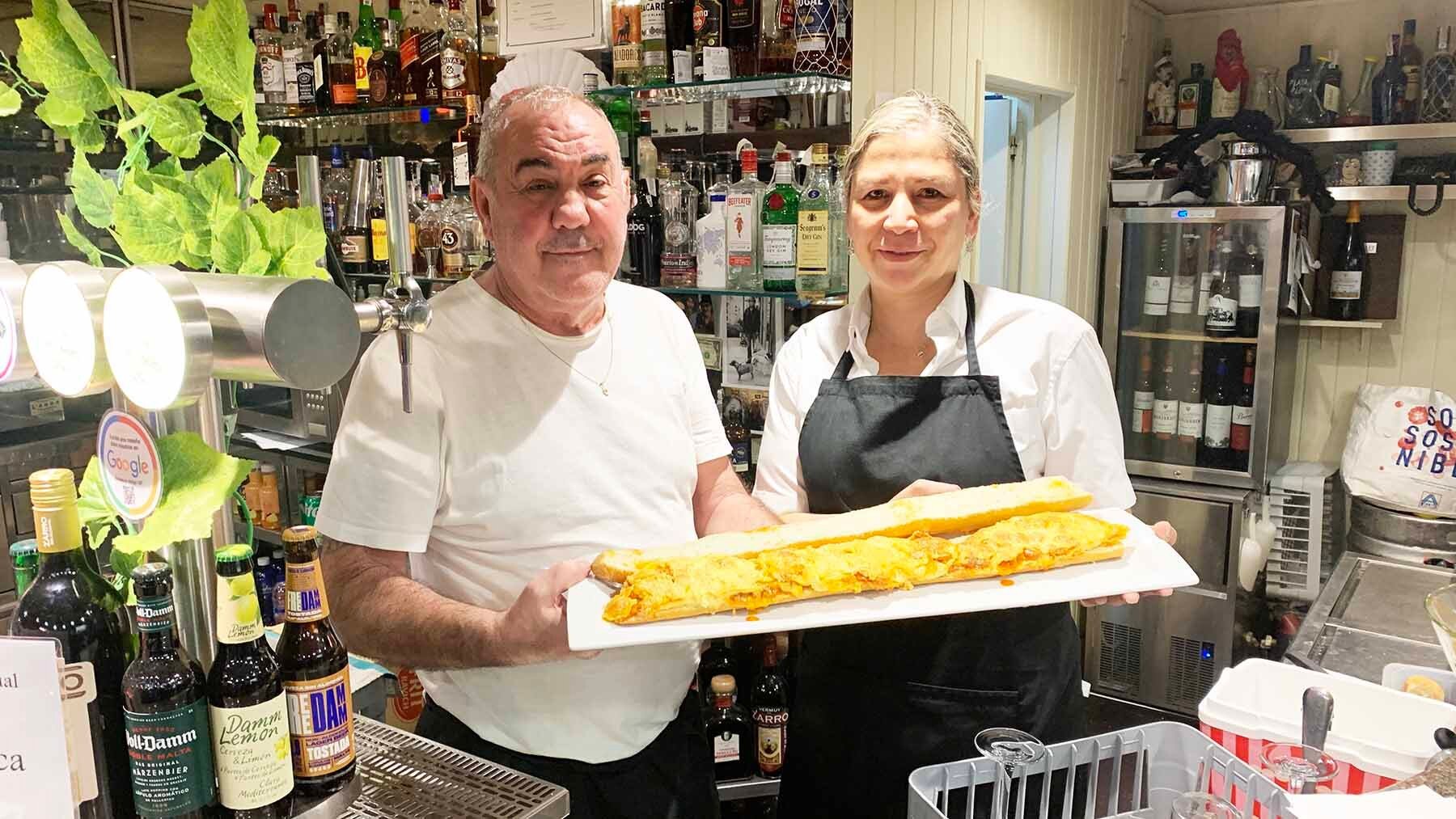 Carlos Javier Alonso y Yulimar sostienen el bocadiilo especial del bar Ksual en Pamplona. Navarra.com